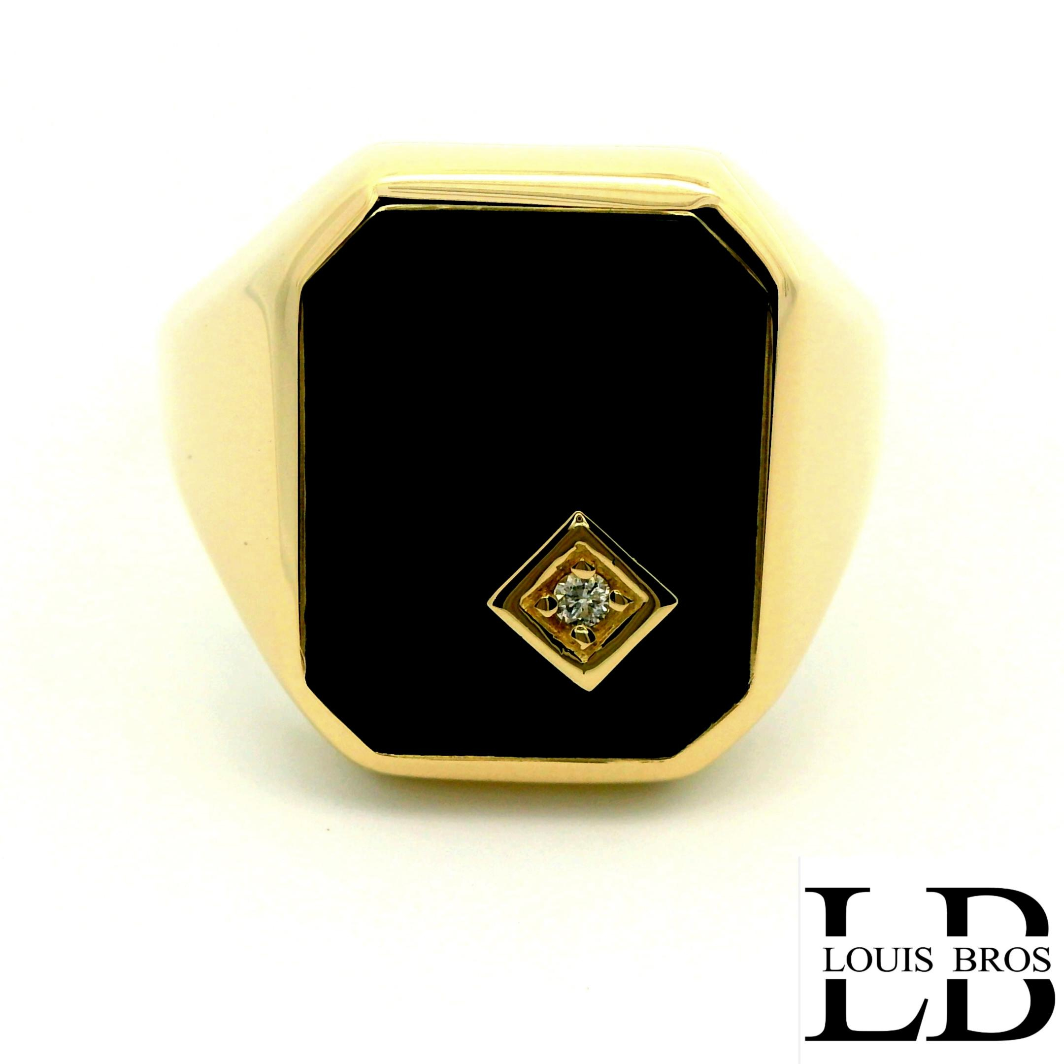 Deze heren zegelring van 14 karaat geelgoud (5.36 gr) straalt klasse en karakter uit. De ring is voorzien van een diepe, zwarte onyx die zorgt voor een krachtig en tijdloos contrast met het warme goud. Een subtiel gezet diamantje voegt een verfijnde schittering toe en geeft het ontwerp een luxueus accent, zonder afbreuk te doen aan het robuuste karakter van de ring. Dankzij het klassieke design en de solide vormgeving is deze zegelring perfect geschikt voor dagelijks gebruik &eacute;n formele gelegenheden. Een elegante ring voor de man die houdt van traditie, vakmanschap en verfijnde details.
De ring is verkrijgbaar in meerdere afmetingen.