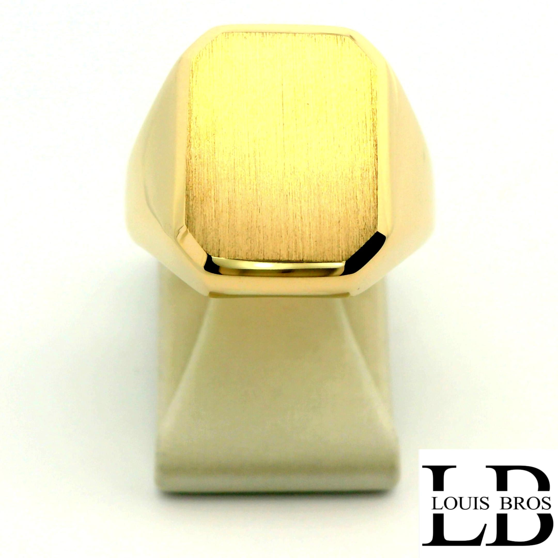 Deze heren zegelring van 14 karaat geelgoud (5.42 gr) heeft een krachtig en tijdloos ontwerp. De bovenkant van de ring is strak en mat geborsteld afgewerkt, wat zorgt voor een elegante en ingetogen uitstraling. Subtiele, schuin geplaatste lijnen aan de zijkant van de zegel geven de ring extra diepte en karakter, zonder het klassieke ontwerp te doorbreken. De solide vorm en comfortabele pasvorm maken deze ring uitermate geschikt voor dagelijks gebruik. Een klassieke zegelring voor de man die houdt van eenvoud, kwaliteit en vakmanschap.
De ring is verkrijgbaar in meerdere afmetingen.