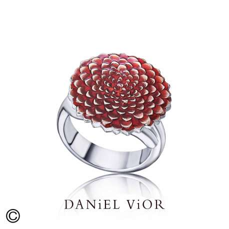 Daniel Vior is een toonaangevend Spaans sieradenmerk uit Barcelona, bekend om zijn handgemaakte en artistieke ontwerpen. Al meer dan twintig jaar cre&euml;ert het merk unieke sieraden die ge&iuml;nspireerd zijn op vormen uit de natuur, botanische elementen en abstracte kunst. De sieraden worden vervaardigd met hoogwaardige materialen zoals zilver, vergulding, kleurig emaille en zorgvuldig geselecteerde stenen.