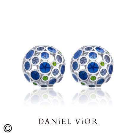 Daniel Vior is een toonaangevend Spaans sieradenmerk uit Barcelona, bekend om zijn handgemaakte en artistieke ontwerpen. Al meer dan twintig jaar cre&euml;ert het merk unieke sieraden die ge&iuml;nspireerd zijn op vormen uit de natuur, botanische elementen en abstracte kunst. De sieraden worden vervaardigd met hoogwaardige materialen zoals zilver, vergulding, kleurig emaille en zorgvuldig geselecteerde stenen.