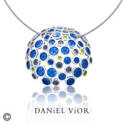 Daniel Vior is een toonaangevend Spaans sieradenmerk uit Barcelona, bekend om zijn handgemaakte en artistieke ontwerpen. Al meer dan twintig jaar cre&euml;ert het merk unieke sieraden die ge&iuml;nspireerd zijn op vormen uit de natuur, botanische elementen en abstracte kunst. De sieraden worden vervaardigd met hoogwaardige materialen zoals zilver, vergulding, kleurig emaille en zorgvuldig geselecteerde stenen.