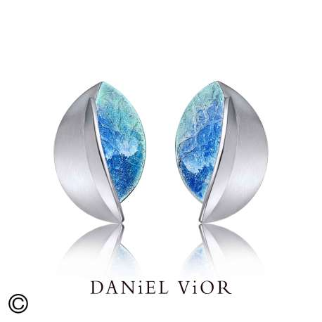 Daniel Vior is een toonaangevend Spaans sieradenmerk uit Barcelona, bekend om zijn handgemaakte en artistieke ontwerpen. Al meer dan twintig jaar cre&euml;ert het merk unieke sieraden die ge&iuml;nspireerd zijn op vormen uit de natuur, botanische elementen en abstracte kunst. De sieraden worden vervaardigd met hoogwaardige materialen zoals zilver, vergulding, kleurig emaille en zorgvuldig geselecteerde stenen.