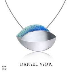 Daniel Vior is een toonaangevend Spaans sieradenmerk uit Barcelona, bekend om zijn handgemaakte en artistieke ontwerpen. Al meer dan twintig jaar cre&euml;ert het merk unieke sieraden die ge&iuml;nspireerd zijn op vormen uit de natuur, botanische elementen en abstracte kunst. De sieraden worden vervaardigd met hoogwaardige materialen zoals zilver, vergulding, kleurig emaille en zorgvuldig geselecteerde stenen.