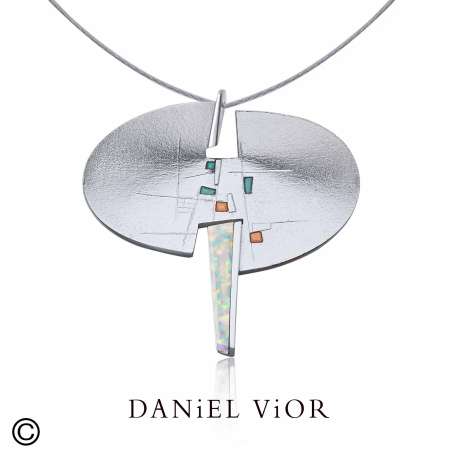 Daniel Vior is een toonaangevend Spaans sieradenmerk uit Barcelona, bekend om zijn handgemaakte en artistieke ontwerpen. Al meer dan twintig jaar cre&euml;ert het merk unieke sieraden die ge&iuml;nspireerd zijn op vormen uit de natuur, botanische elementen en abstracte kunst. De sieraden worden vervaardigd met hoogwaardige materialen zoals zilver, vergulding, kleurig emaille en zorgvuldig geselecteerde stenen.