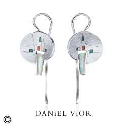 Daniel Vior is een toonaangevend Spaans sieradenmerk uit Barcelona, bekend om zijn handgemaakte en artistieke ontwerpen. Al meer dan twintig jaar cre&euml;ert het merk unieke sieraden die ge&iuml;nspireerd zijn op vormen uit de natuur, botanische elementen en abstracte kunst. De sieraden worden vervaardigd met hoogwaardige materialen zoals zilver, vergulding, kleurig emaille en zorgvuldig geselecteerde stenen.