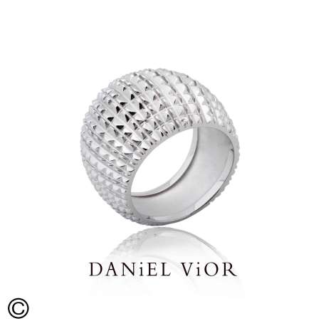 Daniel Vior is een toonaangevend Spaans sieradenmerk uit Barcelona, bekend om zijn handgemaakte en artistieke ontwerpen. Al meer dan twintig jaar cre&euml;ert het merk unieke sieraden die ge&iuml;nspireerd zijn op vormen uit de natuur, botanische elementen en abstracte kunst. De sieraden worden vervaardigd met hoogwaardige materialen zoals zilver, vergulding, kleurig emaille en zorgvuldig geselecteerde stenen.