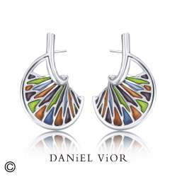 Daniel Vior is een toonaangevend Spaans sieradenmerk uit Barcelona, bekend om zijn handgemaakte en artistieke ontwerpen. Al meer dan twintig jaar cre&euml;ert het merk unieke sieraden die ge&iuml;nspireerd zijn op vormen uit de natuur, botanische elementen en abstracte kunst. De sieraden worden vervaardigd met hoogwaardige materialen zoals zilver, vergulding, kleurig emaille en zorgvuldig geselecteerde stenen.