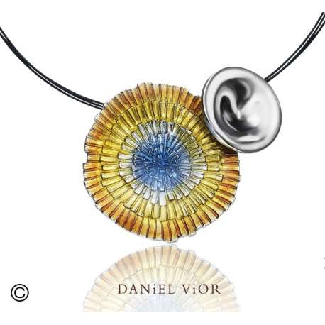 Daniel Vior is een toonaangevend Spaans sieradenmerk uit Barcelona, bekend om zijn handgemaakte en artistieke ontwerpen. Al meer dan twintig jaar cre&euml;ert het merk unieke sieraden die ge&iuml;nspireerd zijn op vormen uit de natuur, botanische elementen en abstracte kunst. De sieraden worden vervaardigd met hoogwaardige materialen zoals zilver, vergulding, kleurig emaille en zorgvuldig geselecteerde stenen.