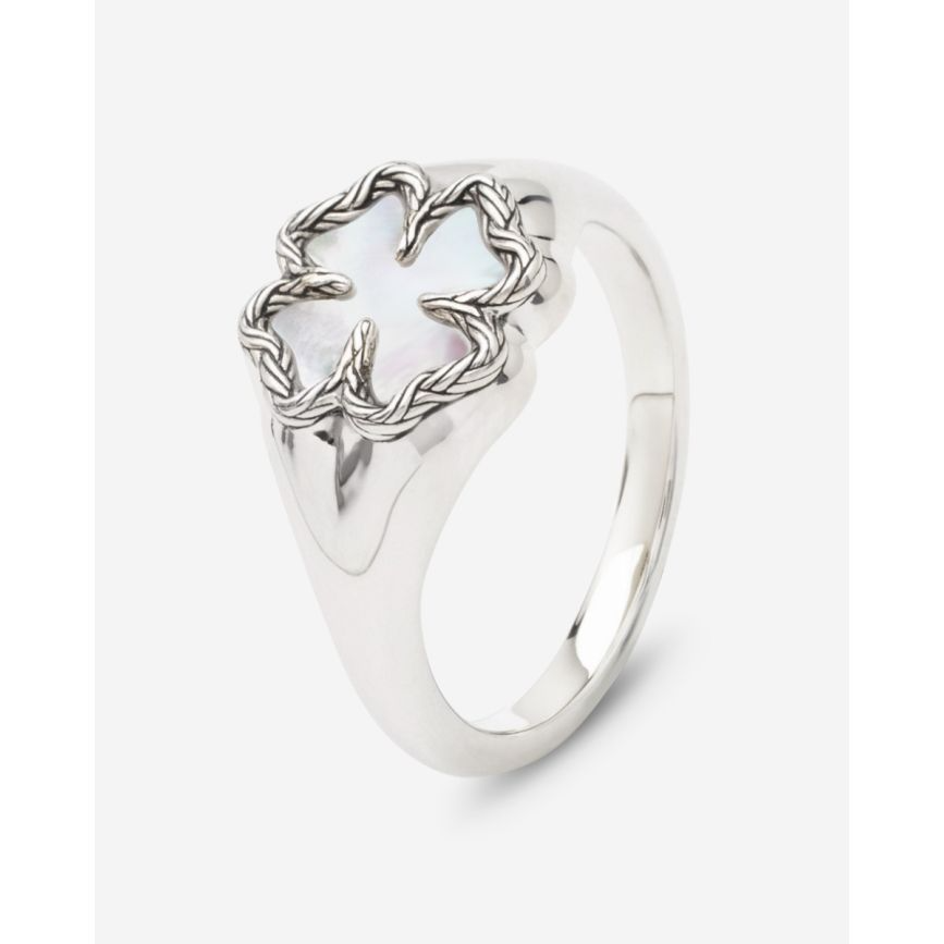 Vier jouw geluk met de Zilveren Katja Klaver Zegelring. Deze Zegelring is met gedetailleerde klaverblaadjes de nieuwste toevoeging aan onze Katja Klaver collectie en heeft een inleg van parelmoer, wat de ring een unieke look geeft. Ontworpen in Amsterdam en handgemaakt in Zuid-Oost Azi&euml; van gerecycled zilver. Vier zelf het geluk van het leven met Katja Klaver Zegelring of geef het geluk cadeau aan een dierbare.