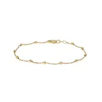 De Schakelarmband 925 GP+ met modelnummer 104810318 biedt verfijnde elegantie dankzij zijn hoogwaardige 925 sterling zilveren vergulde schakels. Deze armband is perfect om zowel casual als formele outfits te completeren. Draag hem solo voor een subtiele uitstraling of combineer met andere armbanden voor een trendy, gelaagde look. Een tijdloos sieraad voor elke gelegenheid.