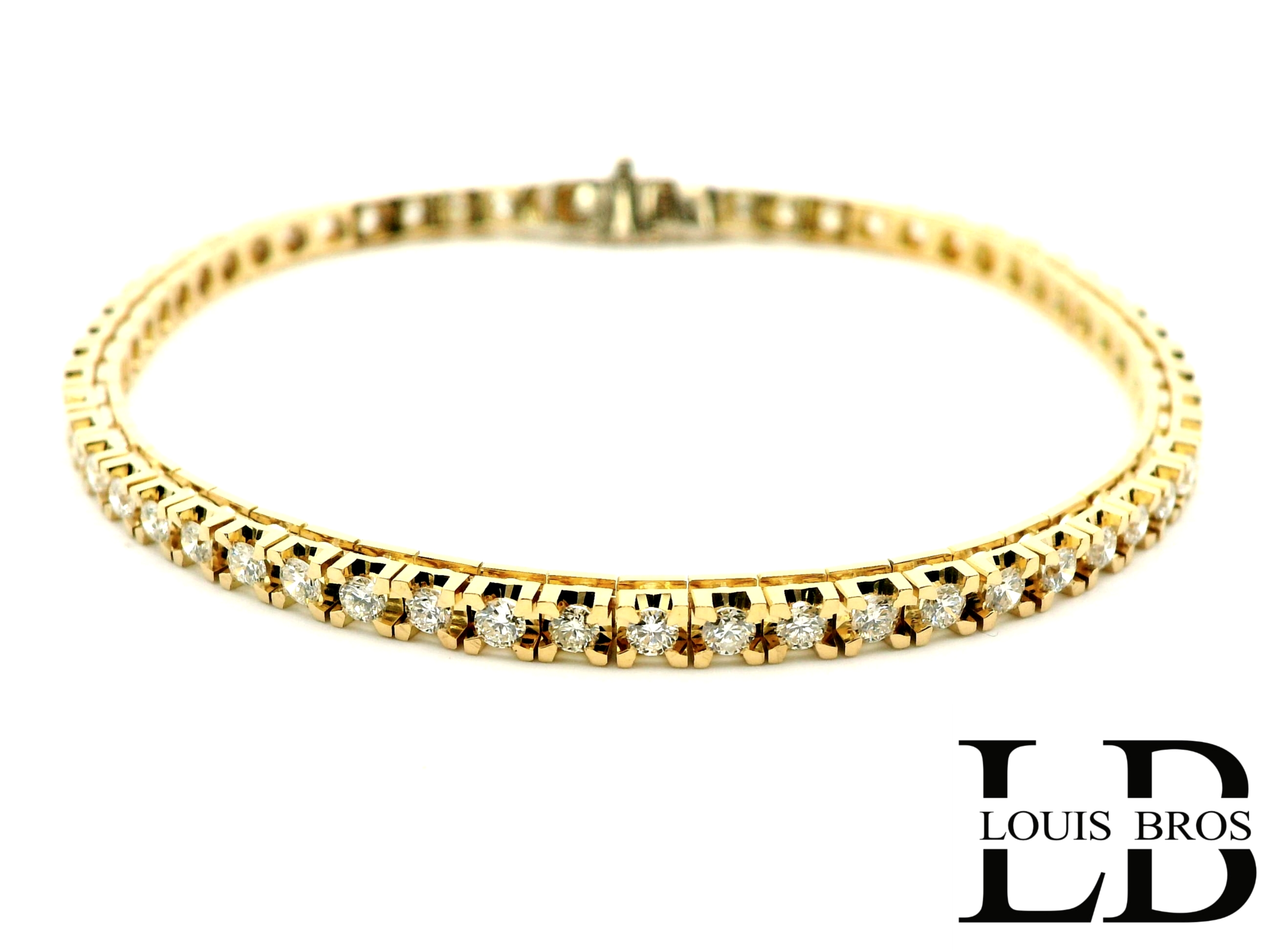 Deze exclusieve tennisarmband is vervaardigd uit hoogwaardig 18 karaat geelgoud (11.44 gr) en bezet met maar liefst 59 natuurlijke diamanten. Samen vormen de diamanten een indrukwekkend totaalgewicht van 2,20 karaat. De stenen zijn zorgvuldig geselecteerd in kleur E en zuiverheid VS1, wat garant staat voor een uitzonderlijke helderheid en schittering.
Het tijdloze tennisdesign zorgt voor een elegante en gelijkmatige uitstraling rondom de pols, terwijl de verfijnde zetting het licht optimaal vangt. Dankzij de stevige sluiting en het klassieke ontwerp is deze armband zowel geschikt voor dagelijks luxe dragen als voor bijzondere gelegenheden. Een stijlvolle investering en een ultiem symbool van klasse, vakmanschap en tijdloze elegantie.