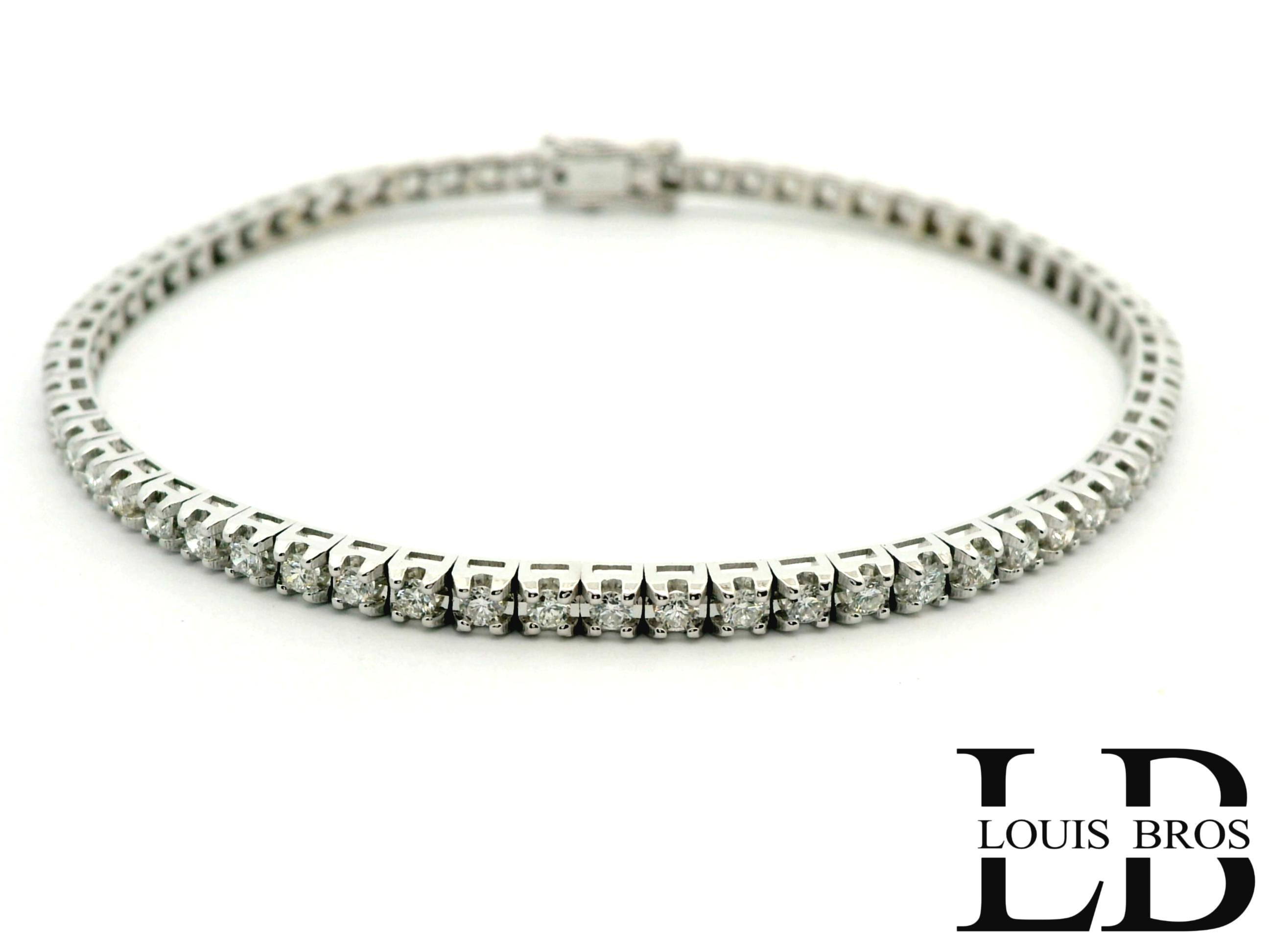 Deze exclusieve tennisarmband is vervaardigd uit hoogwaardig 18 karaat witgoud (11.85 gr) en bezet met maar liefst 60 natuurlijke diamanten. Samen hebben de diamanten een schitterend totaalgewicht van 2,25 karaat. De stenen zijn zorgvuldig geselecteerd in kleur E en zuiverheid VS1, wat zorgt voor een uitzonderlijke helderheid en een intense, luxueuze schittering.
Het klassieke tennisdesign geeft de armband een tijdloze en elegante uitstraling, terwijl de verfijnde witgouden zetting het licht optimaal reflecteert. Dankzij de solide sluiting en het hoogwaardige vakmanschap is deze armband perfect geschikt voor zowel dagelijks dragen als speciale gelegenheden. Een verfijnd sieraad dat pure klasse, elegantie en duurzaamheid uitstraalt.