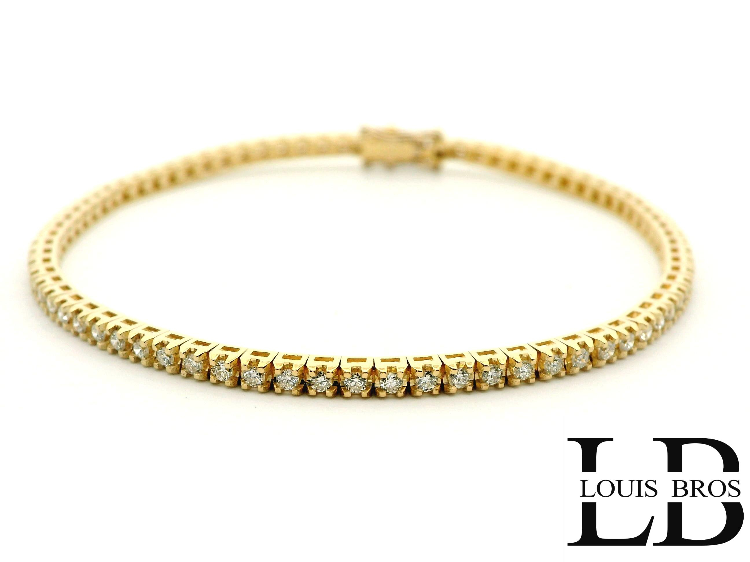 Deze exclusieve tennisarmband is vervaardigd uit hoogwaardig 18 karaat geelgoud (8.01 gr) en bezet met maar liefst 77 natuurlijke diamanten. Samen vormen de diamanten een indrukwekkend totaalgewicht van 1,31 karaat. De stenen zijn zorgvuldig geselecteerd in kleur E en zuiverheid VS1, wat garant staat voor een uitzonderlijke helderheid en schittering.
Het tijdloze tennisdesign zorgt voor een elegante en gelijkmatige uitstraling rondom de pols, terwijl de verfijnde zetting het licht optimaal vangt. Dankzij de stevige sluiting en het klassieke ontwerp is deze armband zowel geschikt voor dagelijks luxe dragen als voor bijzondere gelegenheden. Een stijlvolle investering en een ultiem symbool van klasse, vakmanschap en tijdloze elegantie.