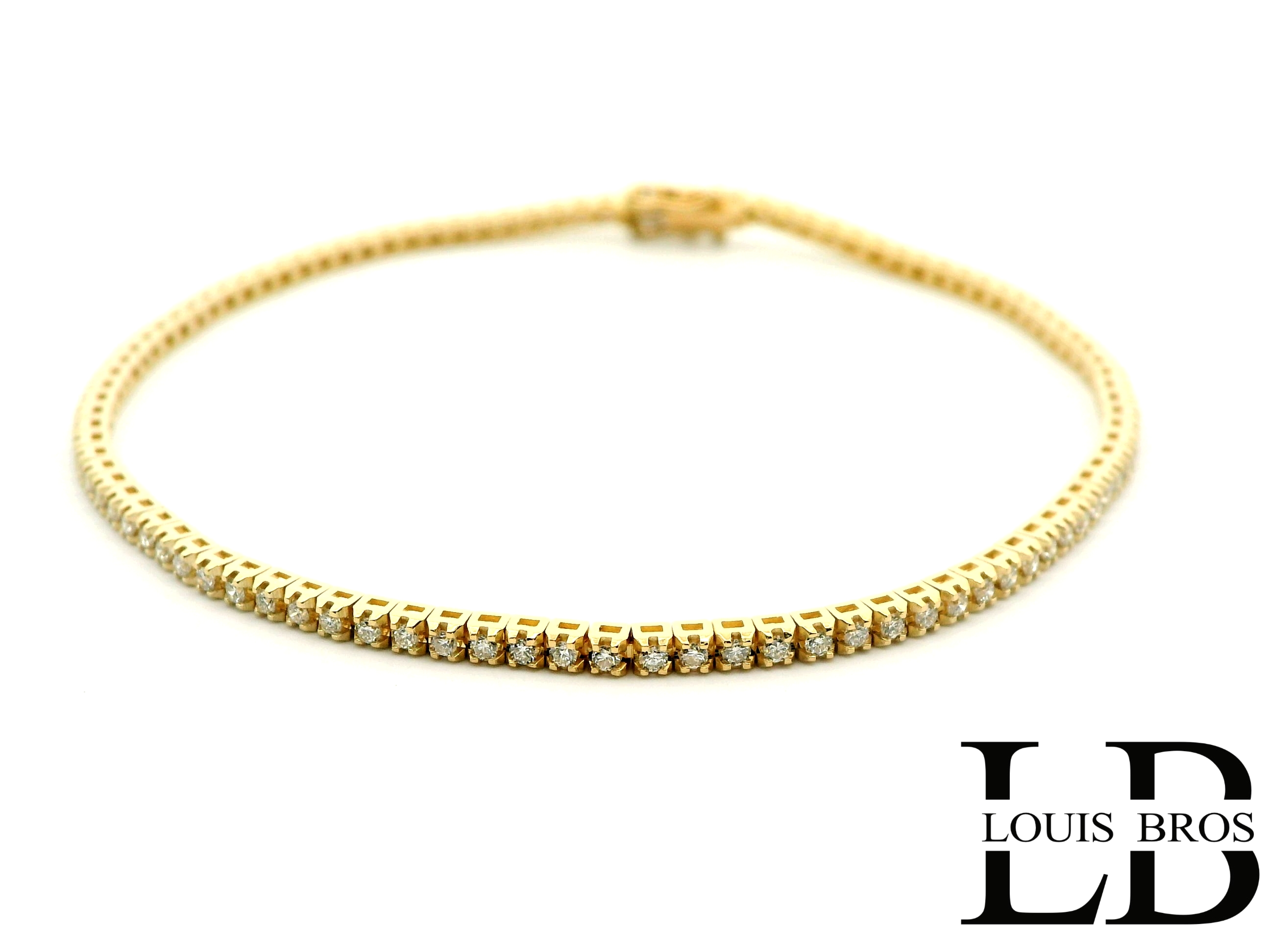 Deze exclusieve tennisarmband is vervaardigd uit hoogwaardig 18 karaat geelgoud (6.36 gr) en bezet met maar liefst 100 natuurlijke diamanten. Samen vormen de diamanten een indrukwekkend totaalgewicht van 1,04 karaat. De stenen zijn zorgvuldig geselecteerd in kleur E en zuiverheid VS1, wat garant staat voor een uitzonderlijke helderheid en schittering.
Het tijdloze tennisdesign zorgt voor een elegante en gelijkmatige uitstraling rondom de pols, terwijl de verfijnde zetting het licht optimaal vangt. Dankzij de stevige sluiting en het klassieke ontwerp is deze armband zowel geschikt voor dagelijks luxe dragen als voor bijzondere gelegenheden. Een stijlvolle investering en een ultiem symbool van klasse, vakmanschap en tijdloze elegantie.