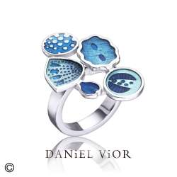 Daniel Vior is een toonaangevend Spaans sieradenmerk uit Barcelona, bekend om zijn handgemaakte en artistieke ontwerpen. Al meer dan twintig jaar cre&euml;ert het merk unieke sieraden die ge&iuml;nspireerd zijn op vormen uit de natuur, botanische elementen en abstracte kunst. De sieraden worden vervaardigd met hoogwaardige materialen zoals zilver, vergulding, kleurig emaille en zorgvuldig geselecteerde stenen.