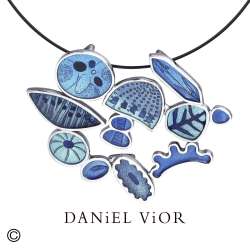 Daniel Vior is een toonaangevend Spaans sieradenmerk uit Barcelona, bekend om zijn handgemaakte en artistieke ontwerpen. Al meer dan twintig jaar cre&euml;ert het merk unieke sieraden die ge&iuml;nspireerd zijn op vormen uit de natuur, botanische elementen en abstracte kunst. De sieraden worden vervaardigd met hoogwaardige materialen zoals zilver, vergulding, kleurig emaille en zorgvuldig geselecteerde stenen.