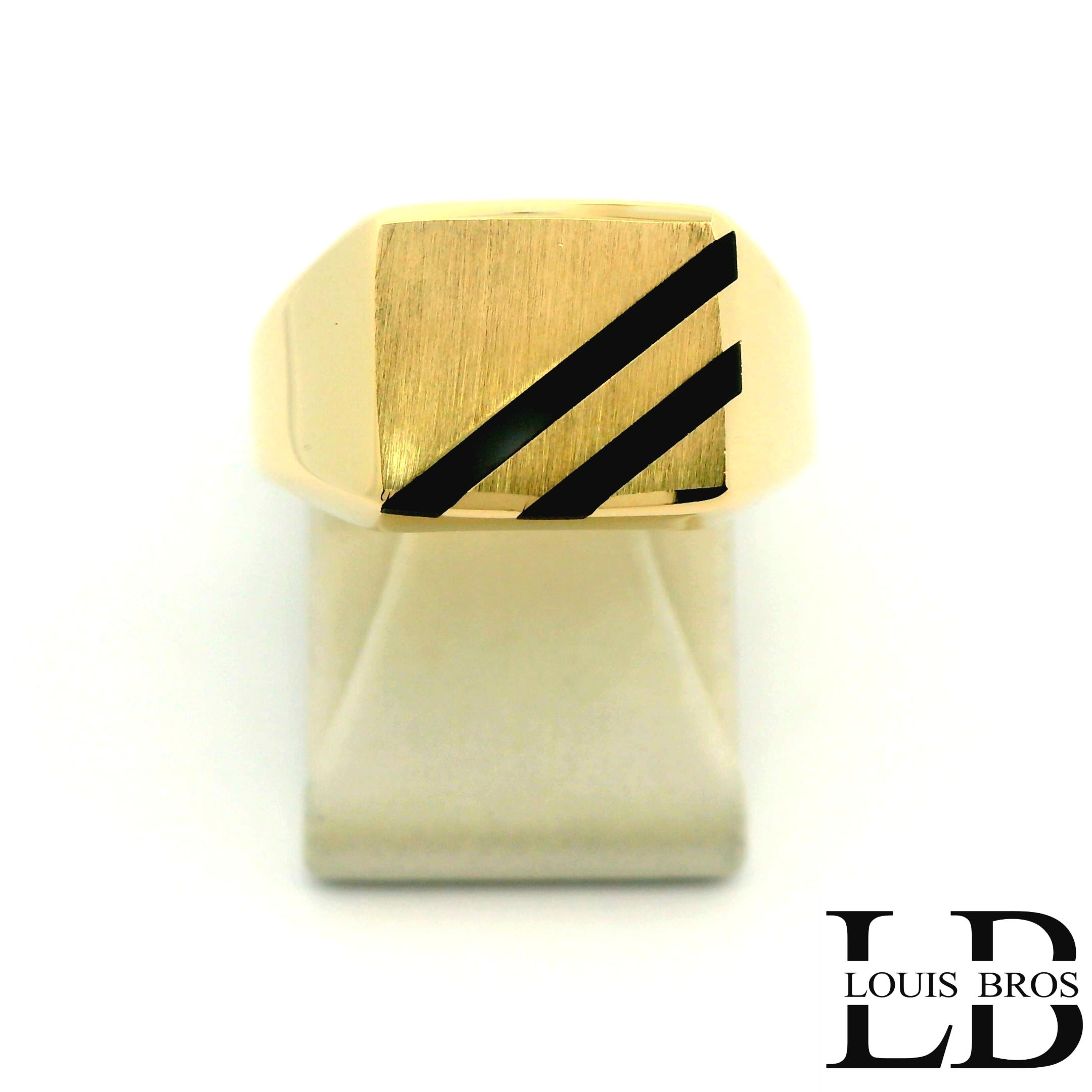 Deze heren zegelring is vervaardigd uit hoogwaardig 14 karaat geelgoud (4.22 gr) en straalt kracht en elegantie uit. De ring is voorzien van een verfijnde onyx inleg, die in strak geslepen lijnen over het oppervlak loopt en een mooi contrast vormt met het warme goud. Het bovenblad heeft een mat afgewerkte structuur, wat het klassieke karakter van de zegelring versterkt en zorgt voor een tijdloze uitstraling.
Dankzij het robuuste ontwerp en de comfortabele pasvorm is deze ring perfect geschikt voor dagelijks gebruik, terwijl het elegante design hem ook ideaal maakt voor formele gelegenheden. Een karaktervol sieraad voor de moderne man die houdt van vakmanschap, stijl en een subtiele luxe uitstraling.
De ring is verkrijgbaar in meerdere afmetingen.