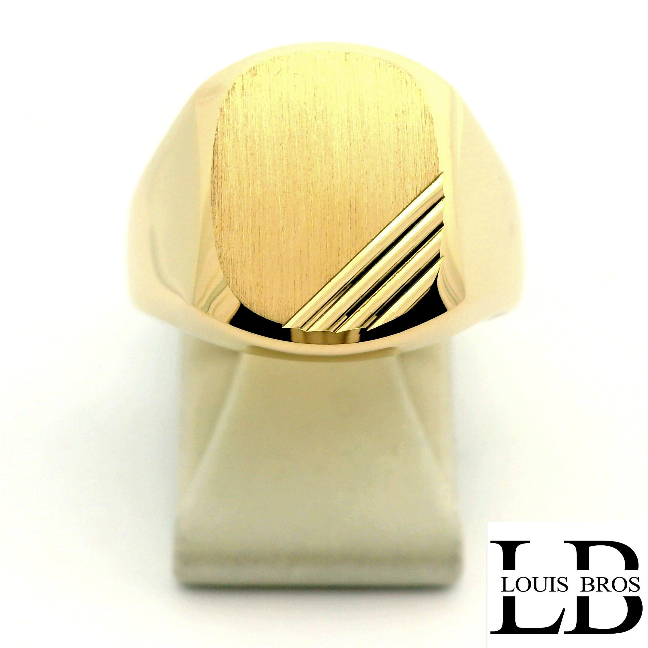 Deze heren zegelring van 14 karaat geelgoud (6.69 gr) heeft een krachtig en tijdloos ontwerp. De bovenkant van de ring is strak en mat geborsteld afgewerkt, wat zorgt voor een elegante en ingetogen uitstraling. Subtiele, schuin geplaatste lijnen aan de zijkant van de zegel geven de ring extra diepte en karakter, zonder het klassieke ontwerp te doorbreken. De solide vorm en comfortabele pasvorm maken deze ring uitermate geschikt voor dagelijks gebruik. Een klassieke zegelring voor de man die houdt van eenvoud, kwaliteit en vakmanschap.
De ring is verkrijgbaar in meerdere afmetingen.