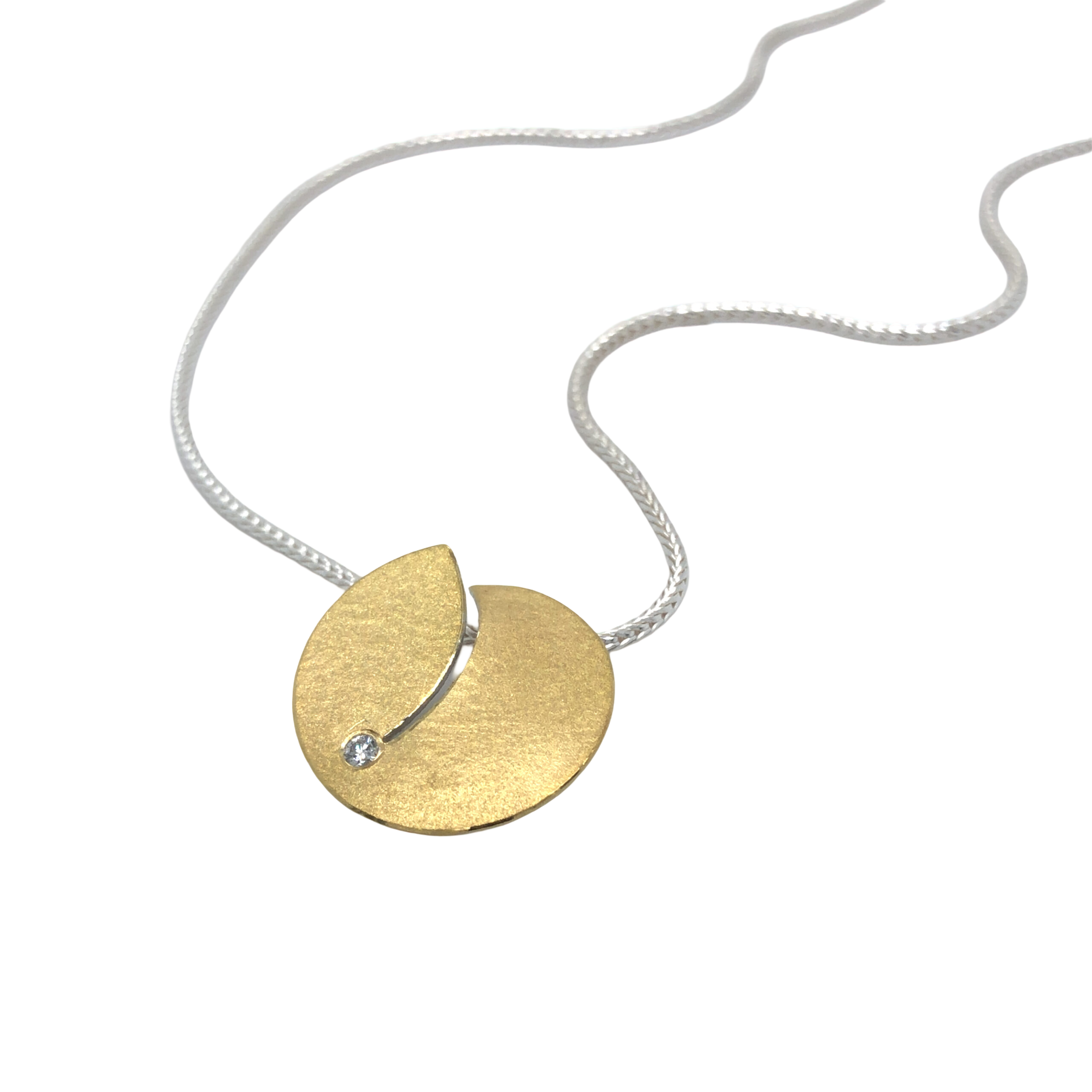 Entdecken Sie unser elegantes Halsschmuckst&uuml;ck in Silber/Gold 900/ooo, verziert mit einem funkelnden Brillanten von 0,03 ct. Modellnummer 19485. Perfekt als edles Halskettenschmuckst&uuml;ck, ideal f&uuml;r besondere Anl&auml;sse oder das t&auml;gliche Tragen. Kombinieren Sie es mit formeller oder smarter Freizeitkleidung f&uuml;r einen stilvollen Look. Ein Muss f&uuml;r jede Schmuckkollektion!