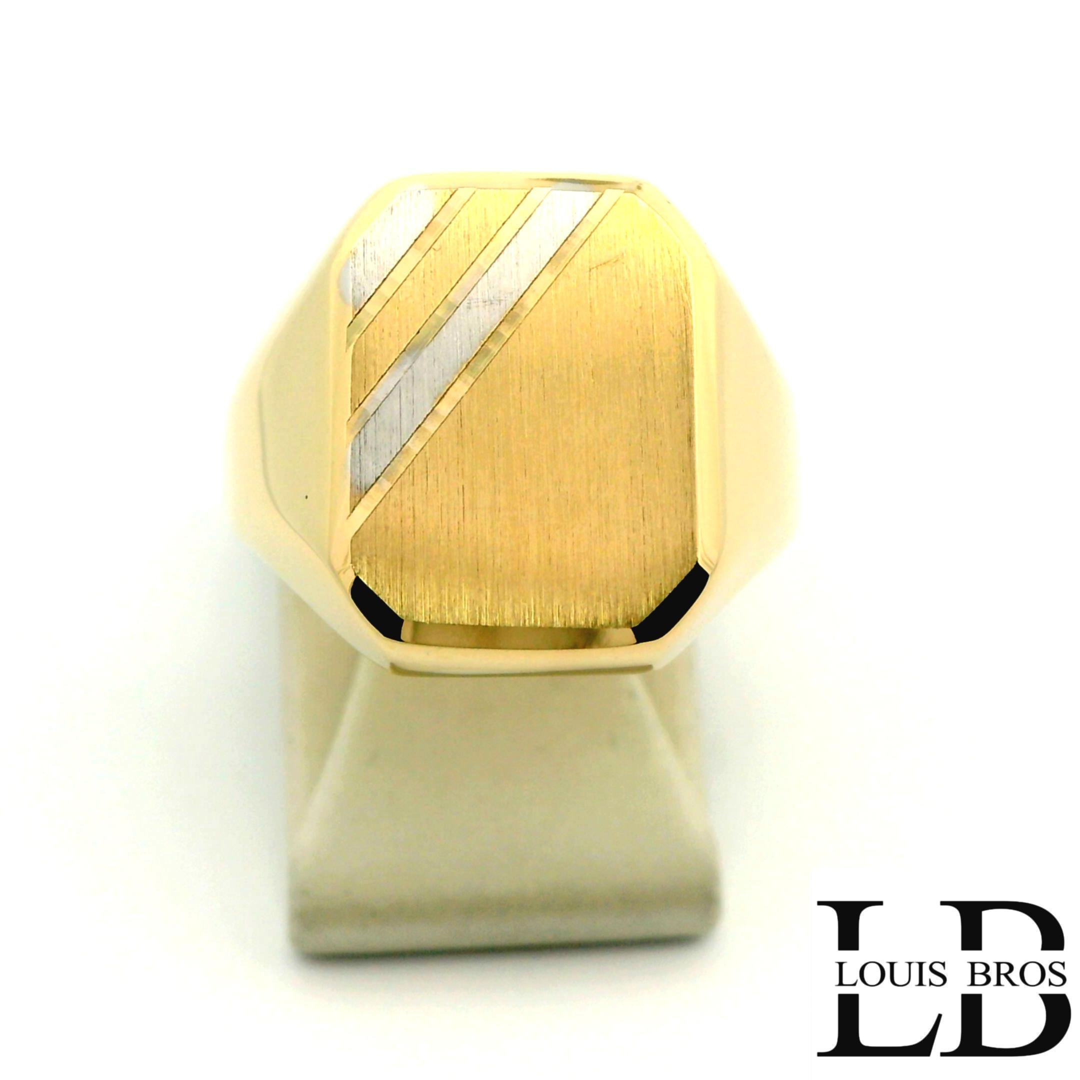 Deze heren zegelring is vervaardigd uit hoogwaardig 14 karaat bicolor goud (4.35 gr) en combineert klassiek vakmanschap met een verfijnd, modern accent. Het strakke bovenblad is uitgevoerd in warm geelgoud en wordt elegant geaccentueerd door subtiele diagonale lijnen in witgoud, wat de ring een onderscheidend en tijdloos karakter geeft. De licht gematteerde afwerking van het bovenvlak contrasteert mooi met de glanzende randen en versterkt de luxe uitstraling.
Dankzij het robuuste maar uitgebalanceerde ontwerp biedt deze zegelring een comfortabele pasvorm en is hij geschikt voor dagelijks gebruik &eacute;n formele gelegenheden. Een stijlvol sieraad voor de man die houdt van kwaliteit, traditie en een verfijnde bicolor uitstraling.
De ring is verkrijgbaar in meerdere afmetingen.