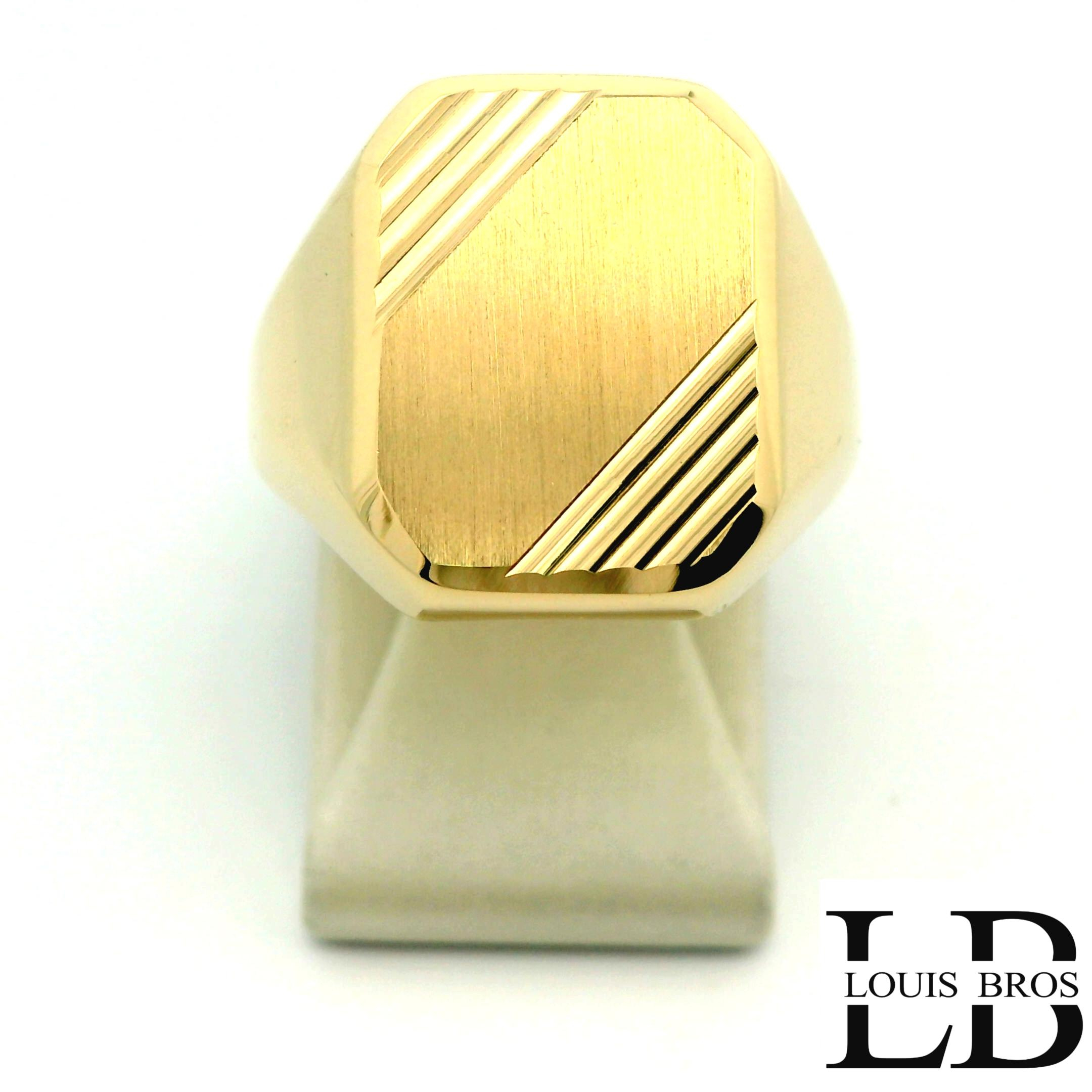 Deze heren zegelring van 14 karaat geelgoud (5.43 gr) heeft een krachtig en tijdloos ontwerp. De bovenkant van de ring is strak en mat geborsteld afgewerkt, wat zorgt voor een elegante en ingetogen uitstraling. Subtiele, schuin geplaatste lijnen aan de zijkant van de zegel geven de ring extra diepte en karakter, zonder het klassieke ontwerp te doorbreken. De solide vorm en comfortabele pasvorm maken deze ring uitermate geschikt voor dagelijks gebruik. Een klassieke zegelring voor de man die houdt van eenvoud, kwaliteit en vakmanschap.
De ring is verkrijgbaar in meerdere afmetingen.