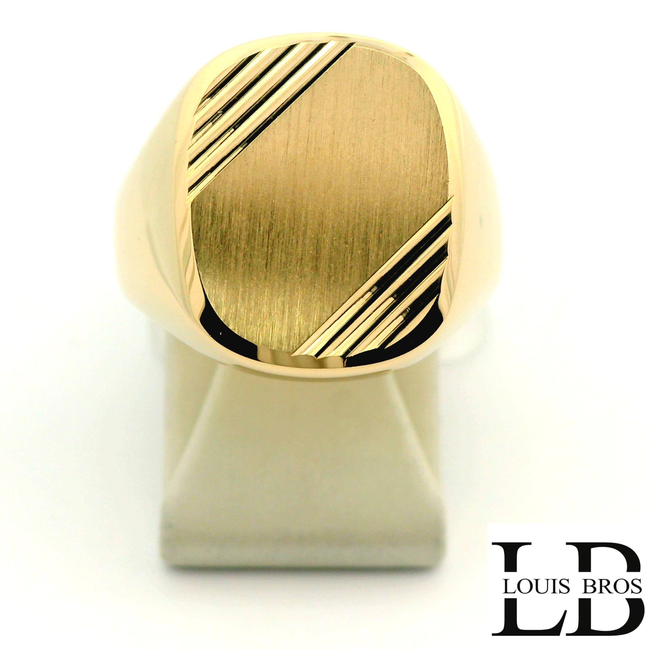 Deze heren zegelring van 14 karaat geelgoud (6.68 gr) heeft een krachtig en tijdloos ontwerp. De bovenkant van de ring is strak en mat geborsteld afgewerkt, wat zorgt voor een elegante en ingetogen uitstraling. Subtiele, schuin geplaatste lijnen aan de zijkant van de zegel geven de ring extra diepte en karakter, zonder het klassieke ontwerp te doorbreken. De solide vorm en comfortabele pasvorm maken deze ring uitermate geschikt voor dagelijks gebruik. Een klassieke zegelring voor de man die houdt van eenvoud, kwaliteit en vakmanschap.
De ring is verkrijgbaar in meerdere afmetingen.