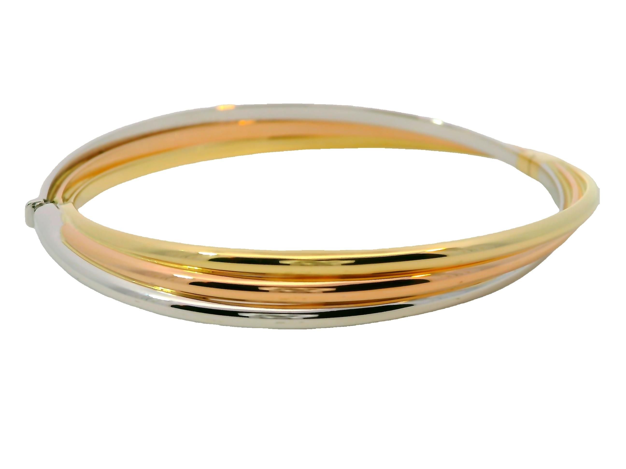 Deze tricolor gouden bangle is vervaardigd uit hoogwaardig 14 karaat goud (15.37 gr) en vormt een perfecte balans tussen tijdloos design en moderne elegantie. De combinatie van geel-, wit- en ros&eacute;goud geeft de armband een unieke en verfijnde uitstraling, waarbij de verschillende goudtinten harmonieus in elkaar overlopen. Het strakke en minimalistische ontwerp maakt deze bangle zowel klassiek als eigentijds.
Dankzij de solide afwerking en comfortabele pasvorm is deze armband ideaal voor dagelijks dragen, maar ook een stijlvolle keuze voor bijzondere gelegenheden. Een uniek en modern sieraad dat vakmanschap, luxe en veelzijdigheid uitstraalt en moeiteloos te combineren is met andere sieraden.