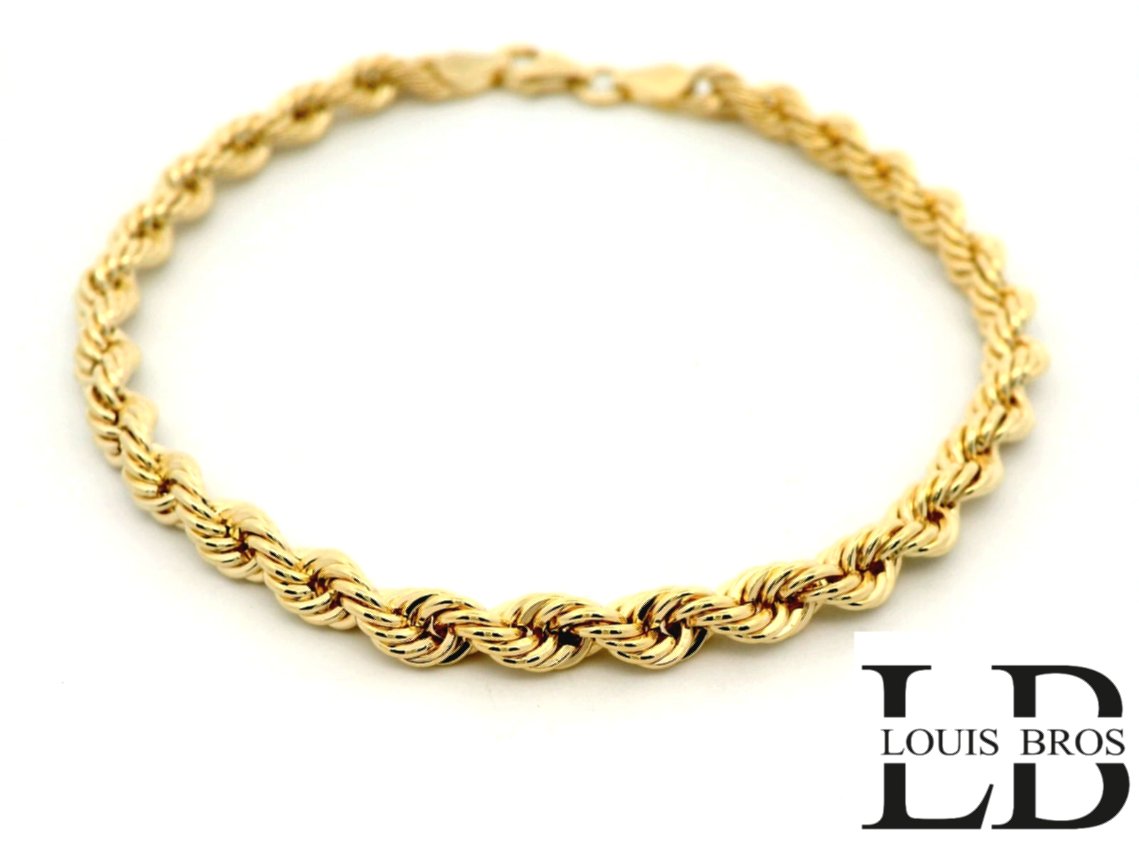 Deze verfijnde armband is vervaardigd uit 14 karaat geelgoud (2.53 gr) en uitgevoerd in een klassiek koorddesign. De gedraaide vorm geeft het sieraad een speelse, maar elegante uitstraling, terwijl de warme glans van het goud zorgt voor een luxueuze finish.

De armband is stevig &eacute;n soepel, wat zorgt voor een comfortabele pasvorm en duurzaam draagcomfort. Dankzij het tijdloze ontwerp is dit sieraad perfect te combineren met andere armbanden of op zichzelf een subtiel statement van klasse.

Een stijlvol juweel voor elke gelegenheid &ndash; een echte klassieker die nooit uit de mode raakt.