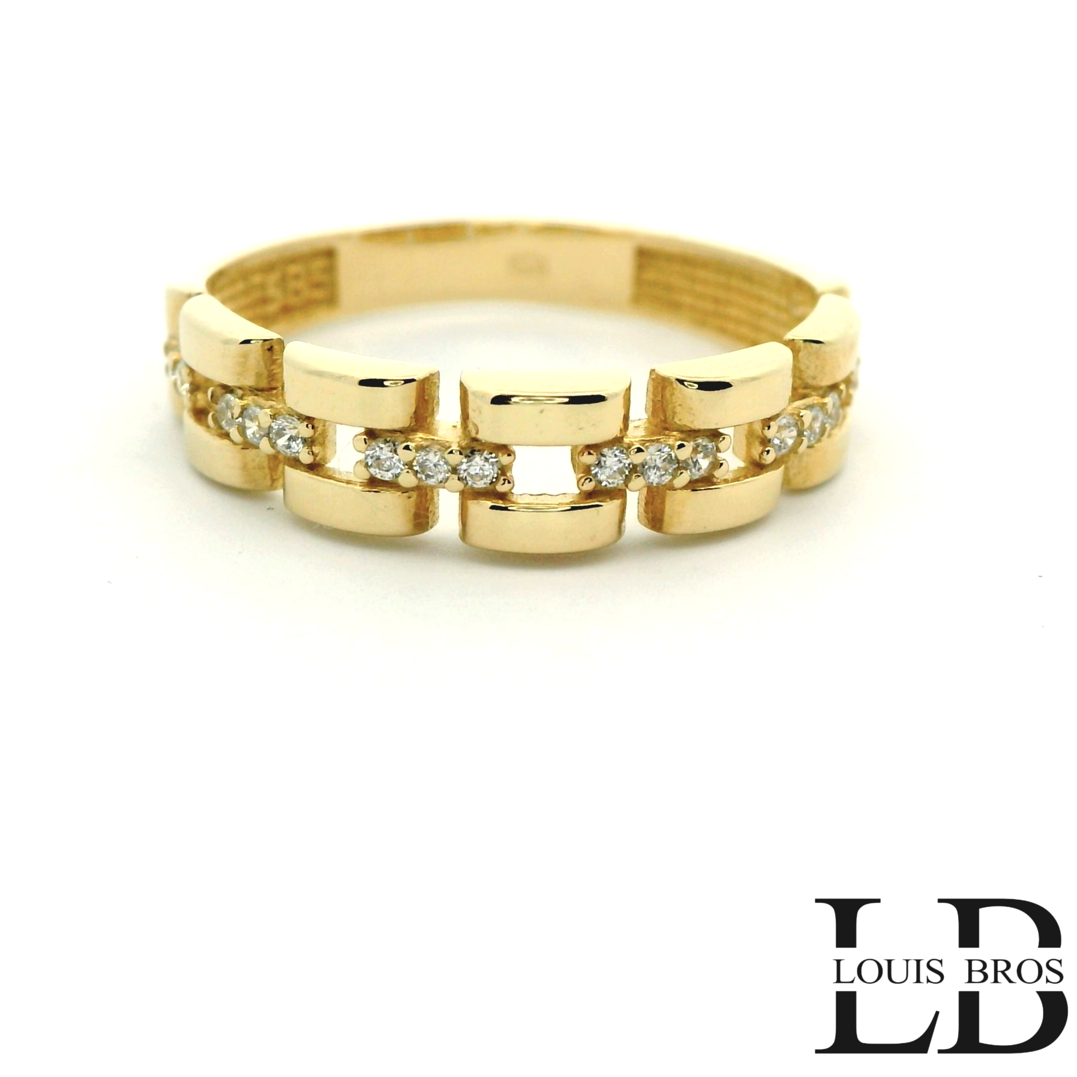 Deze geelgouden ring, vervaardigd uit 14 karaat goud (2.67 gr), straalt pure elegantie en verfijning uit. Het tijdloze design wordt prachtig geaccentueerd door sprankelende zirkonia&rsquo;s, die zorgen voor een luxe uitstraling en een subtiele schittering. De warme gloed van het geelgoud in combinatie met de heldere stenen maakt deze ring een veelzijdig sieraad, geschikt voor zowel dagelijks gebruik als bijzondere gelegenheden. Dankzij het klassieke en evenwichtige ontwerp blijft deze ring jarenlang een geliefd en stijlvol accessoire.
De ring is verkrijgbaar in meerdere afmetingen.