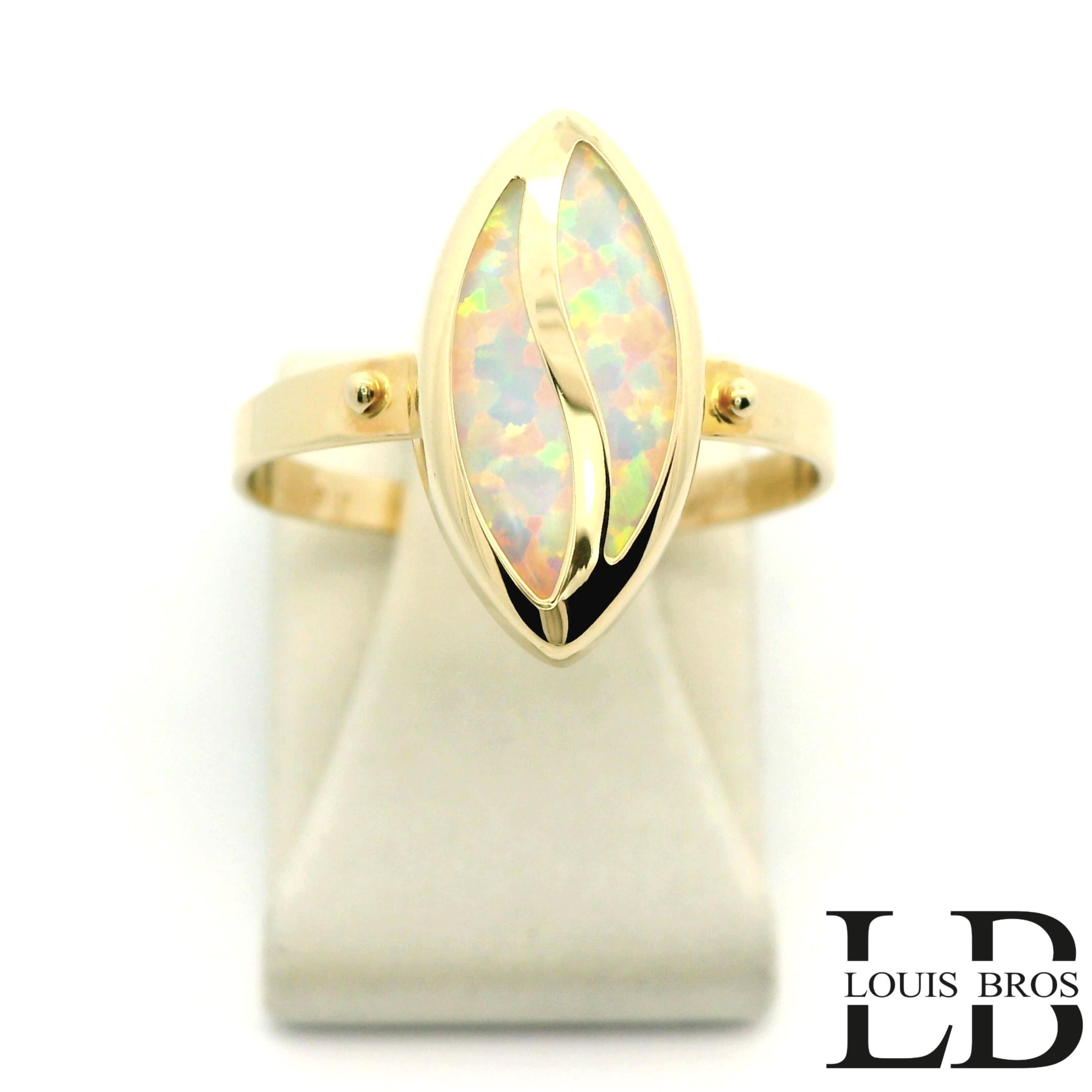 Deze verfijnde 14 karaat geelgouden ring (1.93 gr) is gezet met een prachtige ovale synthetische witte opaal. De opaal toont een subtiel kleurenspel van zachte pastelkleuren zoals roze, groen en oranje, wat de ring een elegante en dromerige uitstraling geeft. De steen is stevig en sierlijk gevat in een gladomzetting, afgewerkt met een fijne gedraaide rand die het geheel een klassieke, tijdloze look verleent.

Kenmerken:

Materiaal: 14 karaat geelgoud
Steen: Synthetische witte opaal
Vorm steen: Ovaal cabochon
Afwerking: Gepolijst met sierlijke gedetailleerde rand
Stijl: Tijdloos, chique en vrouwelijk

Bijzonderheden:

Deze ring is een perfect accessoire voor zowel dagelijks gebruik als speciale gelegenheden. De zachte glans van de witte opaal gecombineerd met het warme geelgoud zorgt voor een harmonieuze en luxe uitstraling. Ideaal als cadeau of als bijzondere toevoeging aan je eigen sieradencollectie.
De ring is verkrijgbaar in meerdere afmetingen.