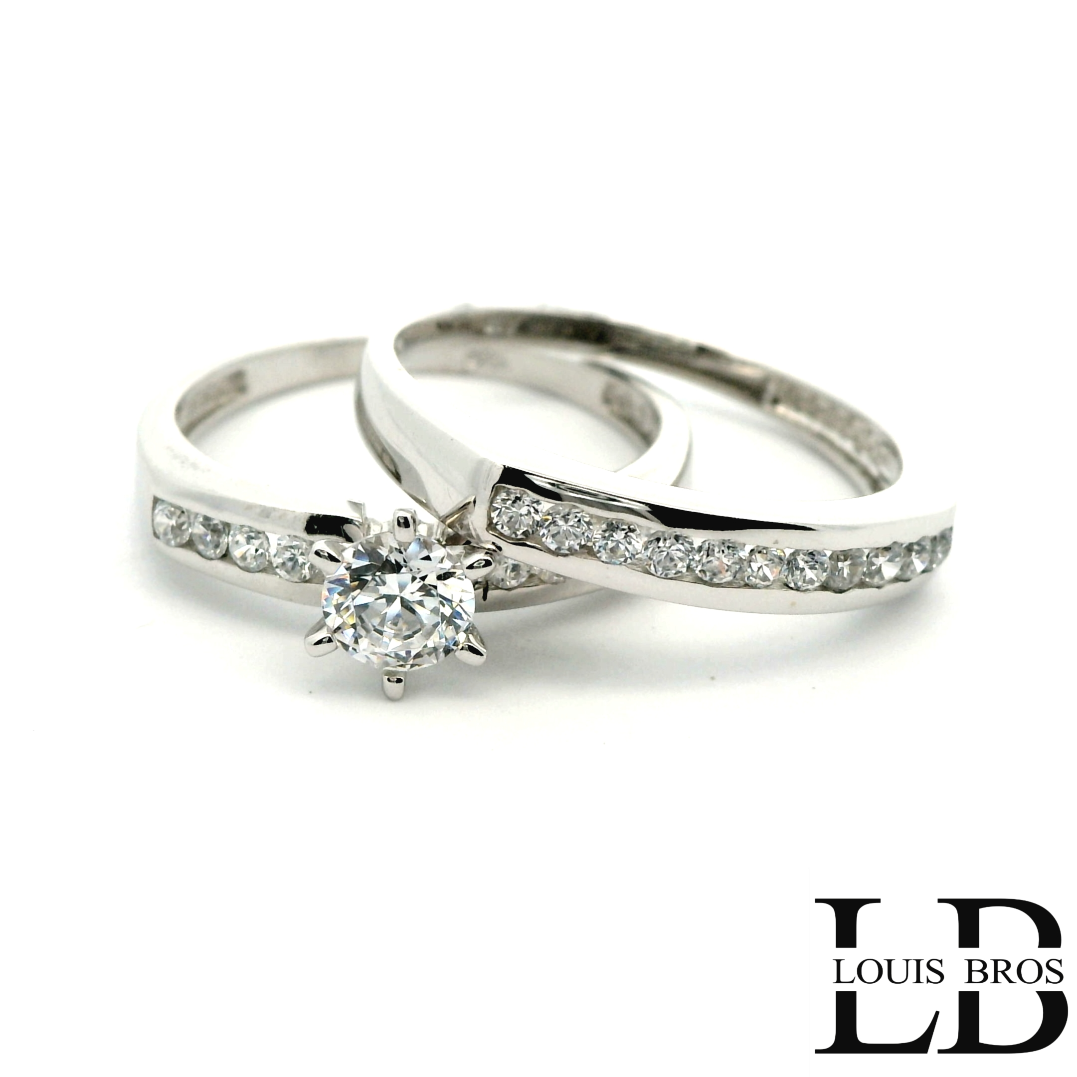 Deze witgouden ringenset, vervaardigd uit 14 karaat witgoud (4.36 gr), bestaat uit twee perfect op elkaar afgestemde ringen. De solitair ring is voorzien van een schitterende zirkonia die centraal is gezet en zorgt voor een luxe en verfijnde uitstraling. De bijpassende aanschuifring, bezet met sprankelende zirkonia&rsquo;s, voegt extra glans en elegantie toe. Samen vormen de ringen een harmonieuze en tijdloze combinatie, die zowel samen als afzonderlijk gedragen kan worden. Een stijlvol en veelzijdig sieraad, ideaal voor dagelijks gebruik of speciale momenten.
De ring is verkrijgbaar in meerdere afmetingen.