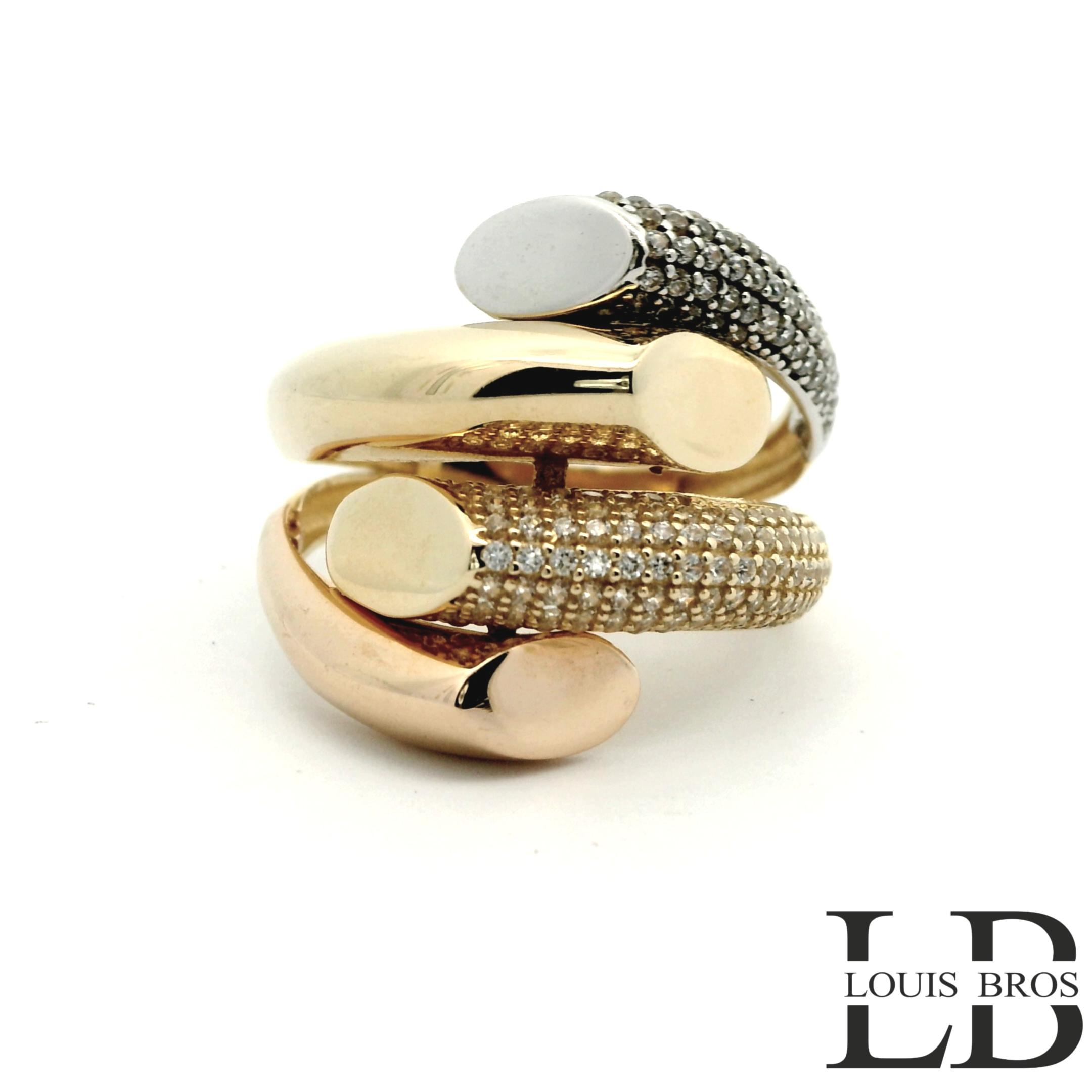 Deze schitterende ring is vervaardigd uit 14 karaat tricolor goud (5.84 gr), waarbij geel-, wit- en rosegoud op elegante wijze samenkomen. Het speelse kleurenspel geeft de ring een unieke en luxe uitstraling. De ring is verder verrijkt met fonkelende zirkonia&rsquo;s, die zorgen voor een sprankelende schittering bij iedere beweging.

Een tijdloos en stijlvol sieraad dat perfect is voor dagelijks gebruik, maar ook bijzonder mooi bij feestelijke gelegenheden. Dankzij de combinatie van drie goudkleuren laat de ring zich makkelijk combineren met andere sieraden.

 Materiaal: 14 karaat goud (tricolor: geel, wit & ros&eacute;)
 Steen: Zirkonia
 Stijl: Elegant, luxe en veelzijdig.
De ring is verkrijgbaar in meerdere afmetingen.