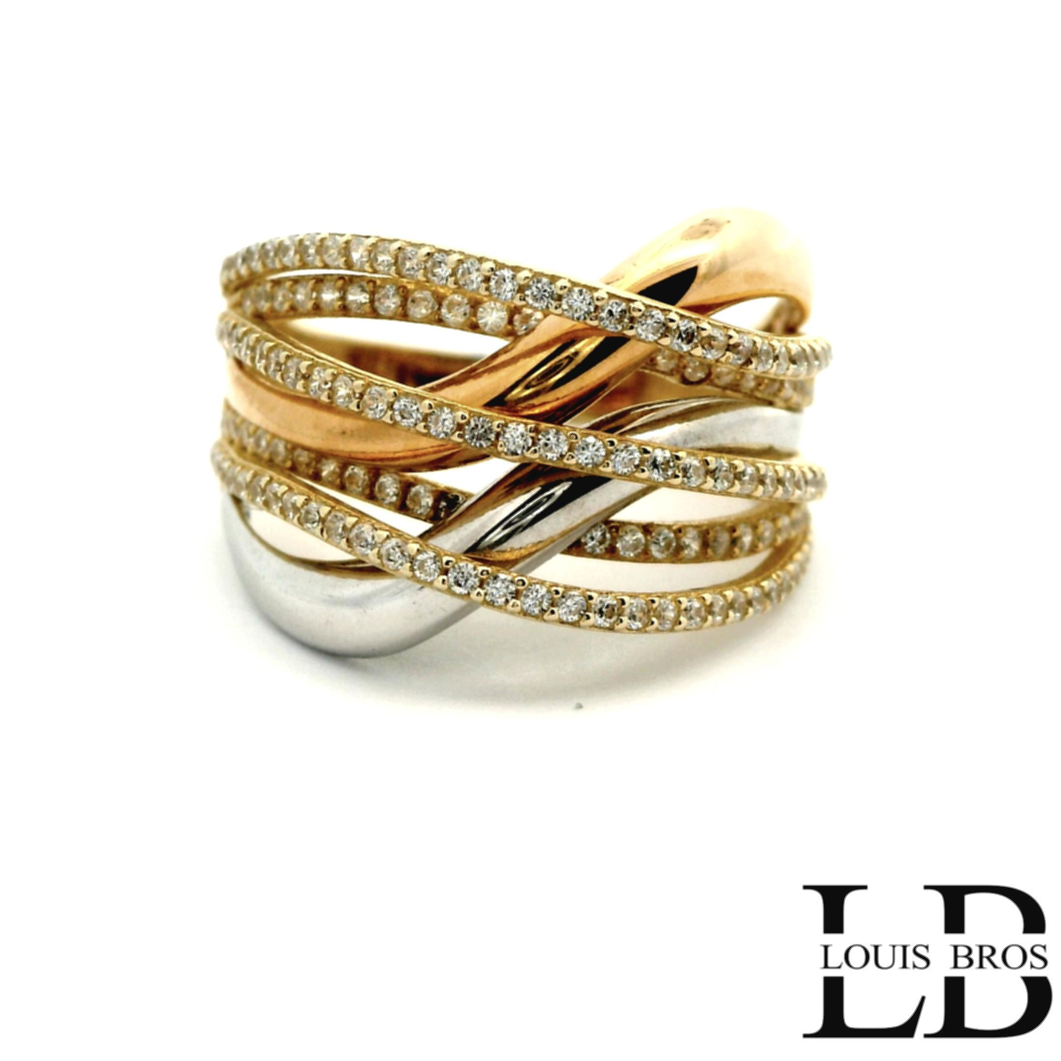 Deze schitterende ring is vervaardigd uit 14 karaat tricolor goud (4.19 gr), waarbij geel-, wit- en rosegoud op elegante wijze samenkomen. Het speelse kleurenspel geeft de ring een unieke en luxe uitstraling. De ring is verder verrijkt met fonkelende zirkonia&rsquo;s, die zorgen voor een sprankelende schittering bij iedere beweging.

Een tijdloos en stijlvol sieraad dat perfect is voor dagelijks gebruik, maar ook bijzonder mooi bij feestelijke gelegenheden. Dankzij de combinatie van drie goudkleuren laat de ring zich makkelijk combineren met andere sieraden.

 Materiaal: 14 karaat goud (tricolor: geel, wit & ros&eacute;)
 Steen: Zirkonia
 Stijl: Elegant, luxe en veelzijdig.
De ring is verkrijgbaar in meerdere afmetingen.
