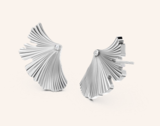 Oorbellen zilver in vorm van Ginkgo Biloka blad met diamant
