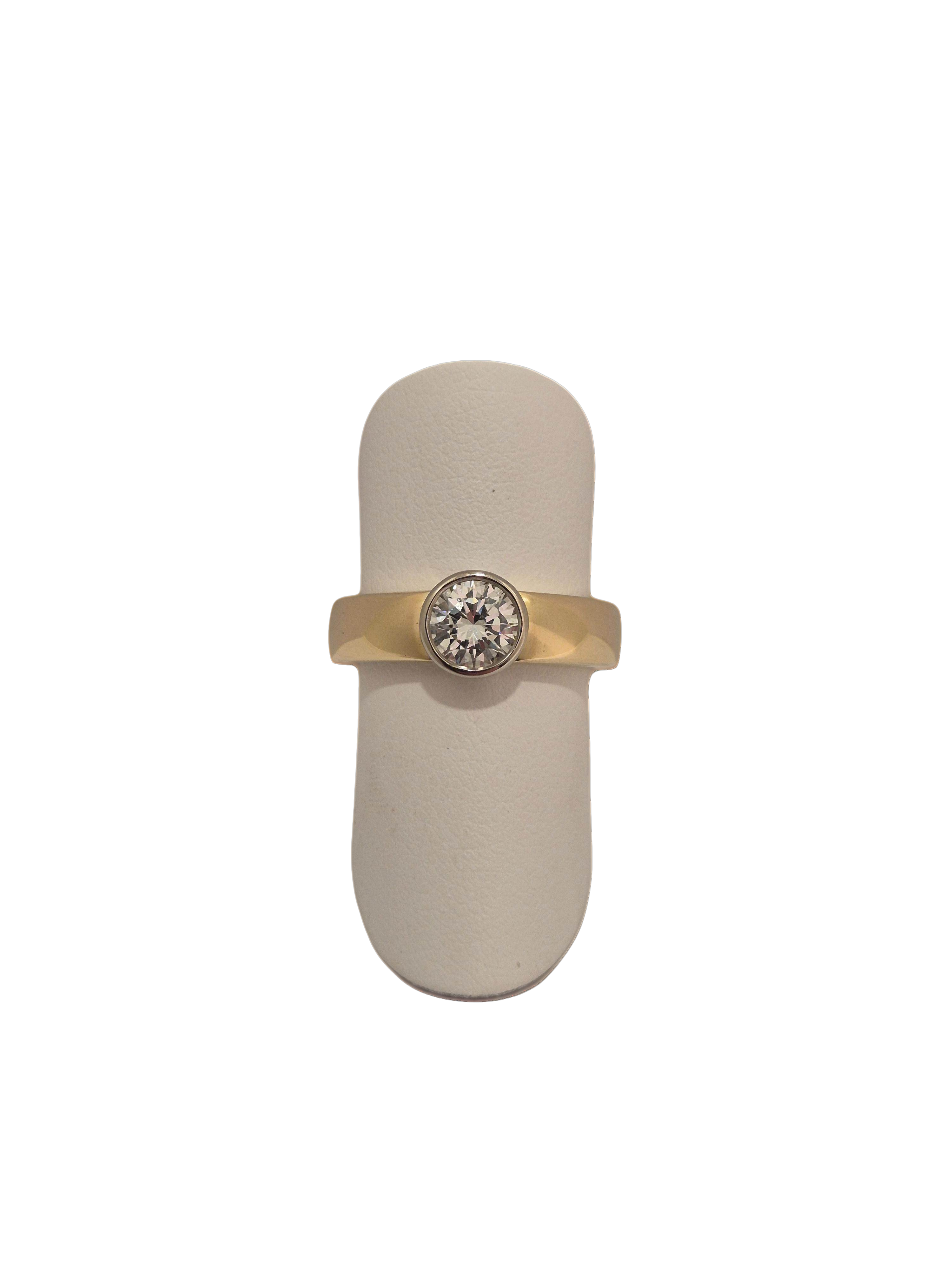 De 14krt. geelgouden ring, schittert met een briljante 0.78ct D/VS1 diamant. Met een ringmaat van 55, gemaakt van hoogwaardig 14karaats geelgoud en en witgouden zetting. Perfect voor formele gelegenheden of als een elegant dagelijks accessoire. Draag hem solo of combineer met andere gouden sieraden voor een luxueuze uitstraling.