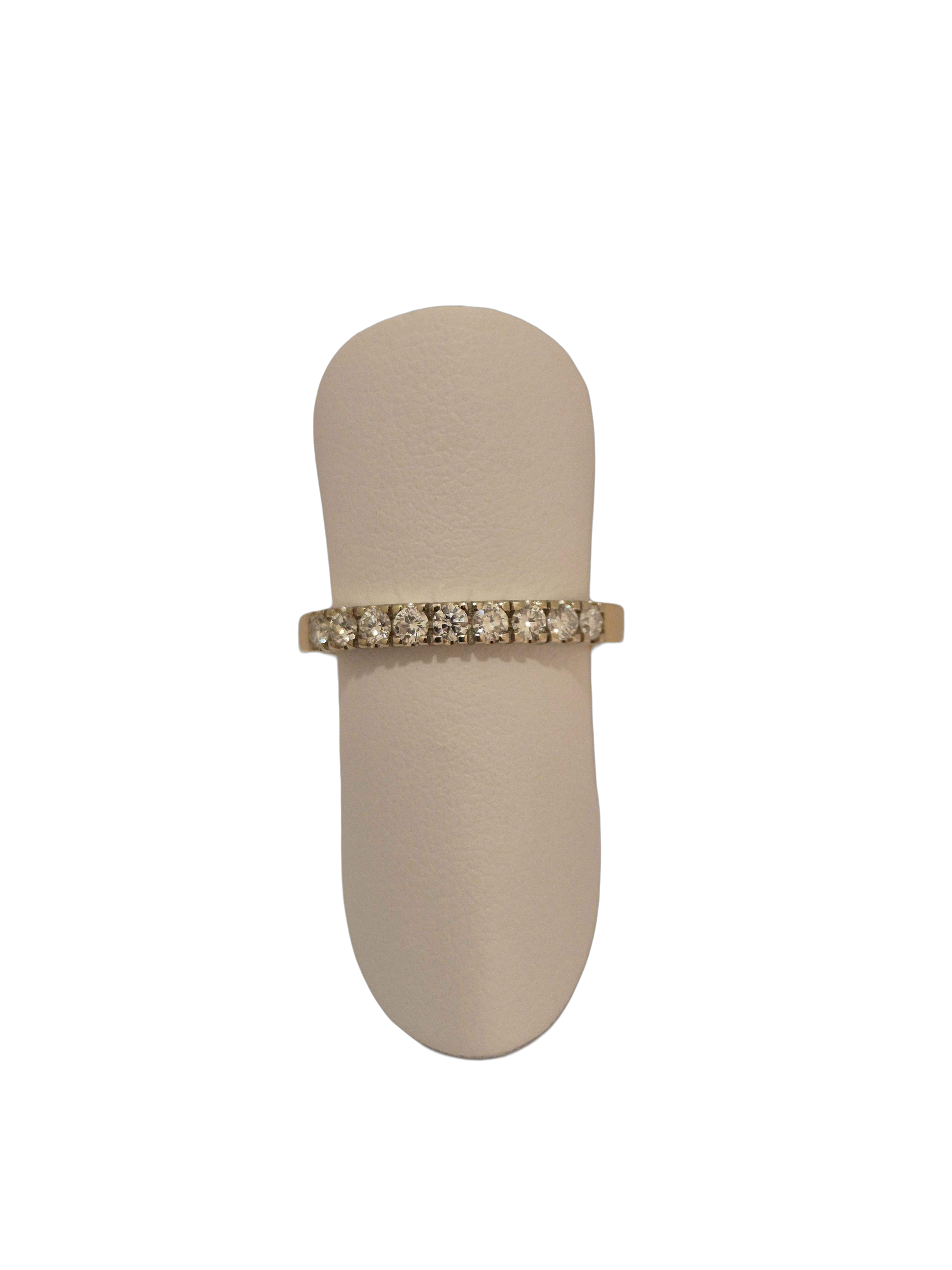 Deze 14krt geelgouden alliance ring, model ALEX-AODR15-9X0.03, straalt elegantie uit met 9 briljante diamanten van 0.03ct elk, van VVS1 zuiverheid en G-kleur. Nikkelvrij en fijn afgewerkt, is deze ring perfect om solo te dragen of te combineren met andere ringen voor een verfijnde look. Ideaal voor speciale gelegenheden en dagelijks gebruik.