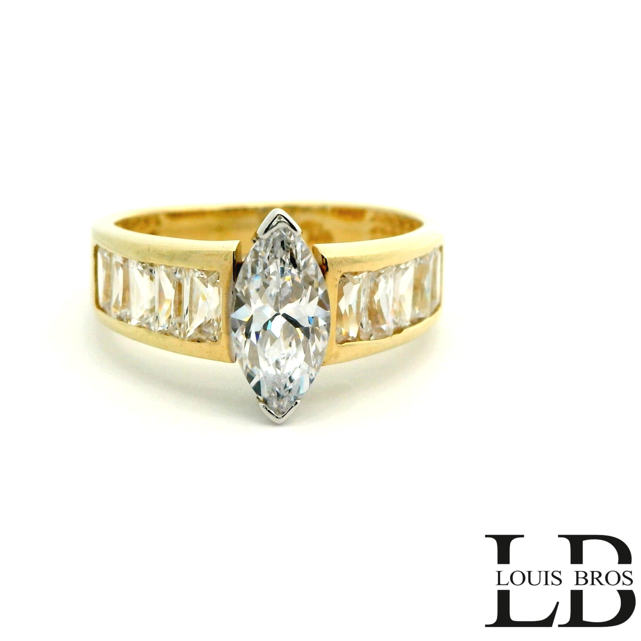 Deze elegante 14 karaat bicolor ring (4.21 gr) is een tijdloos sieraad met een luxueuze uitstraling. De ring is vervaardigd uit een combinatie van geelgoud en witgoud, wat zorgt voor een stijlvol contrast en een moderne look. In het midden prijkt een marquise-geslepen zirkonia, die prachtig wordt geaccentueerd door meerdere rechthoekig geslepen zirkonia&rsquo;s in de band.

De zirkonia&rsquo;s zorgen voor een schitterende glans en geven de ring het uiterlijk van een diamantzetting, terwijl het stevige ontwerp comfort en duurzaamheid biedt. Dankzij het klassieke maar toch opvallende ontwerp is deze ring perfect als verlovingsring, statement ring of als bijzonder cadeau voor een speciale gelegenheid.
De ring is verkrijgbaar in meerdere afmetingen.