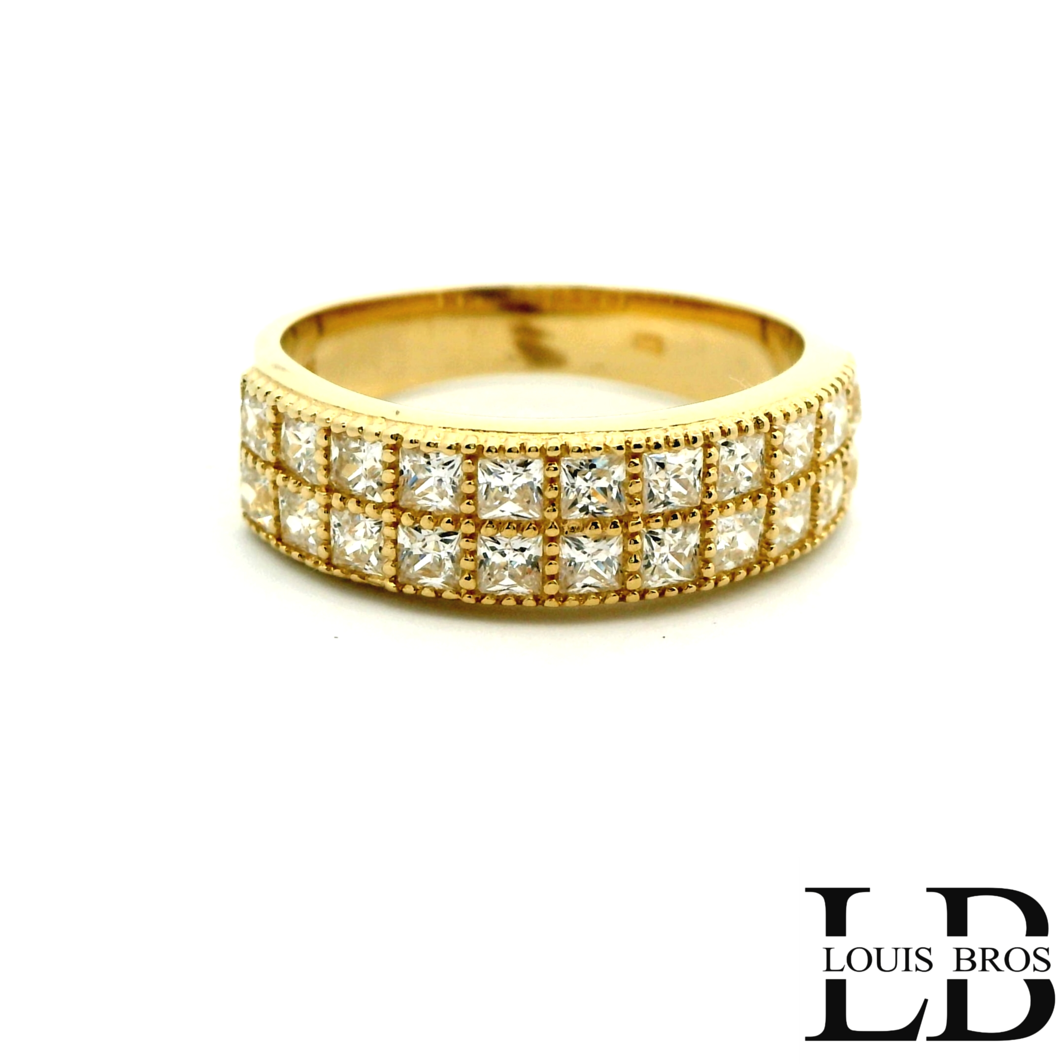 Deze 14 karaat geelgouden ring (4.10 gr) heeft een elegante en tijdloze uitstraling. De ring is bezet met schitterende zirkonia&rsquo;s die het licht prachtig vangen en zorgen voor een verfijnde glans. Het warme geelgoud vormt een mooi geheel met de heldere stenen, waardoor de ring zowel stijlvol als draagbaar is. Een klassiek sieraad dat geschikt is voor dagelijks gebruik en voor bijzondere momenten.
De ring is verkrijgbaar in meerdere afmetingen.