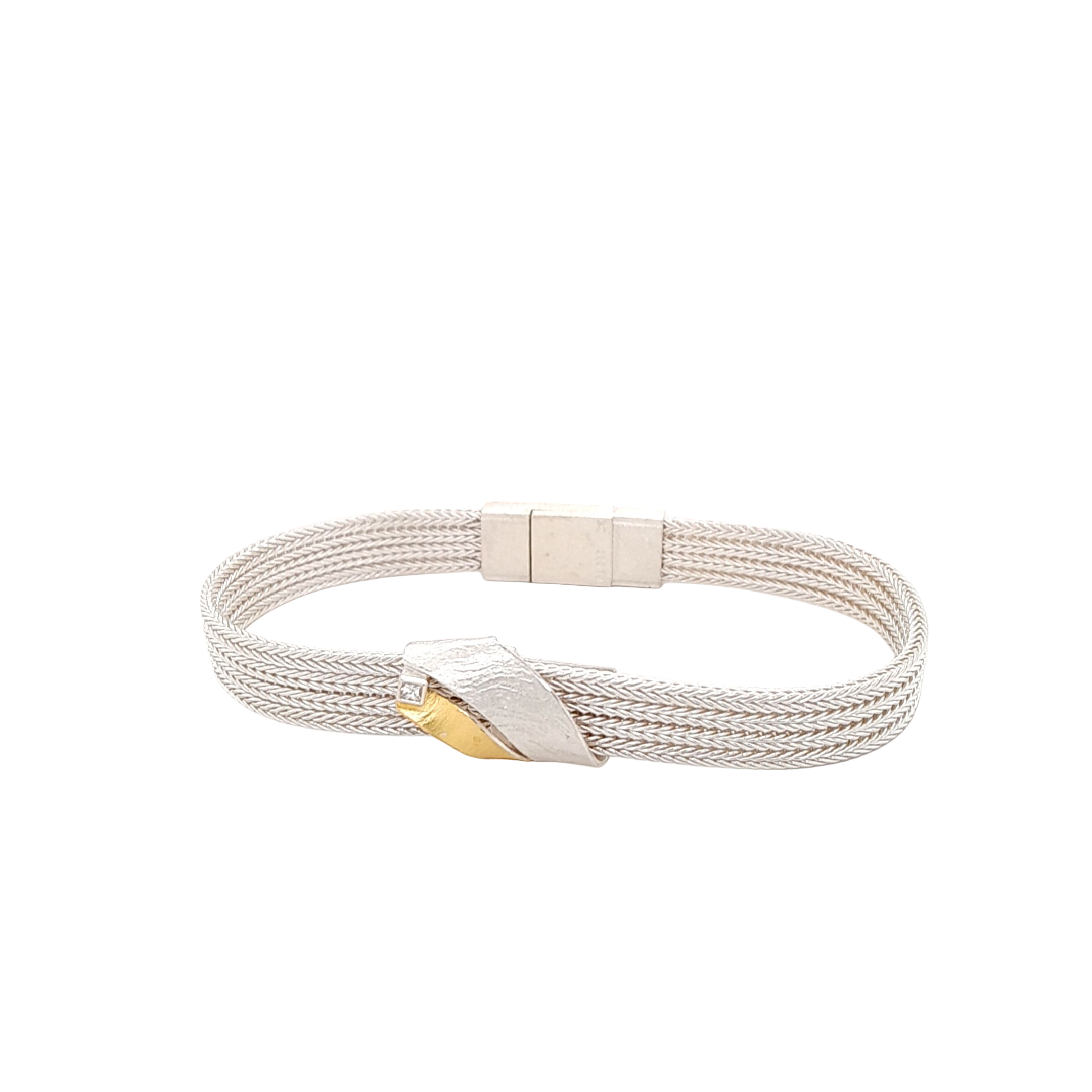 Armband gefertig in Silber und Gold 900/ooo mit einem Diamant im Princess Schliff 0,05ct.
Das Foxband hat eine Breite von 0,8 cm. Das Element hat eine Breite von 1,3 cm.
Das Armband wird mit einer Steck-Magnet-Schlie&szlig;e verschlossen.
