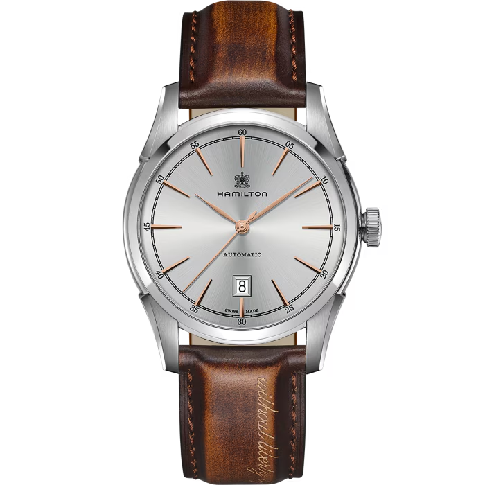 De Hamilton American Classic Spirit of Liberty Auto, modelnummer H42415551, is een elegante horloge met een zilverkleurige wijzerplaat en een bruine leren band. Het heeft een roestvrijstalen kast en saffiercoating glas. Met automatische Zwitserse beweging, analoge tijdsaanduiding en datumfunctie. Waterbestendig tot 50 meter. Perfect voor formele en dagelijkse gelegenheden. Draag met zakelijke of casual outfits.
