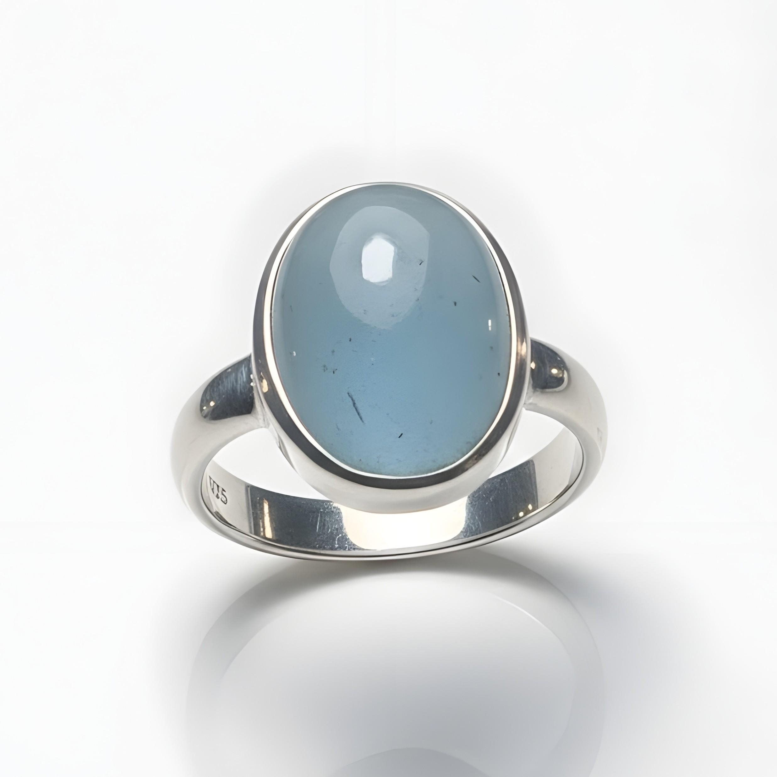 Sterling Zilveren Ring met een ovaal cabochon geslepen natuurlijke Aquamarijn.