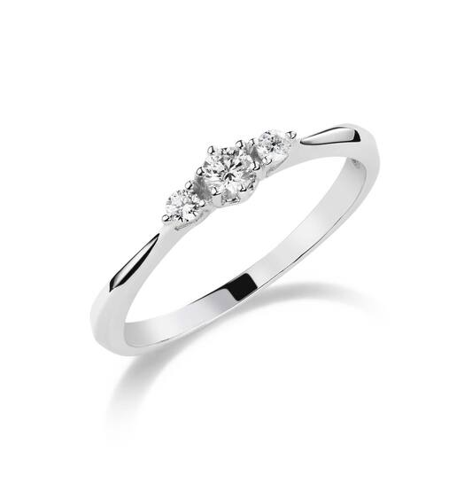 14k witgouden ring met drie briljant geslepen diamanten, met een totale gewicht van 0.145crt. Onder de middensteen is de zetting bewerkt tot een hart.