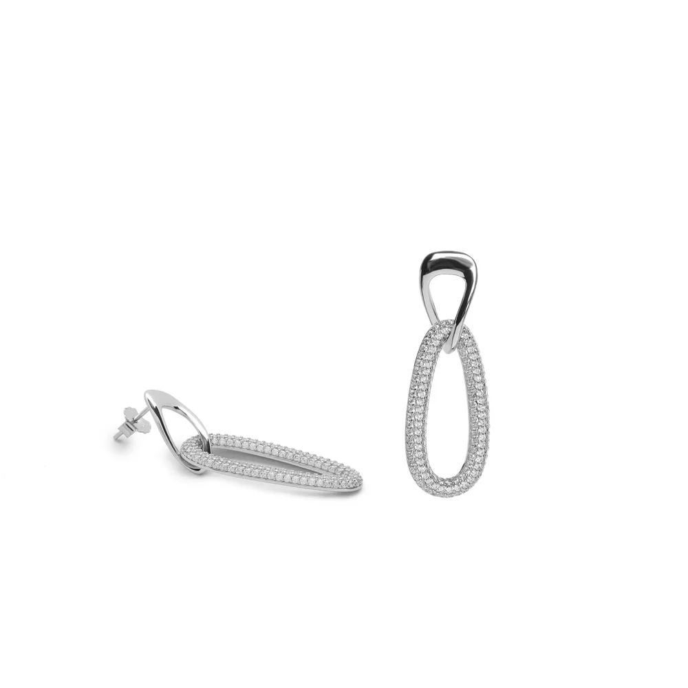 Lange zilveren oorbellen met zirkonia en een schakelontwerp, een verfijnde stijl die de elegantie van zilver combineert met de schittering van zirkonia, wat een vloeiend en modern effect cre&euml;ert, ideaal voor een chique en eigentijdse look.