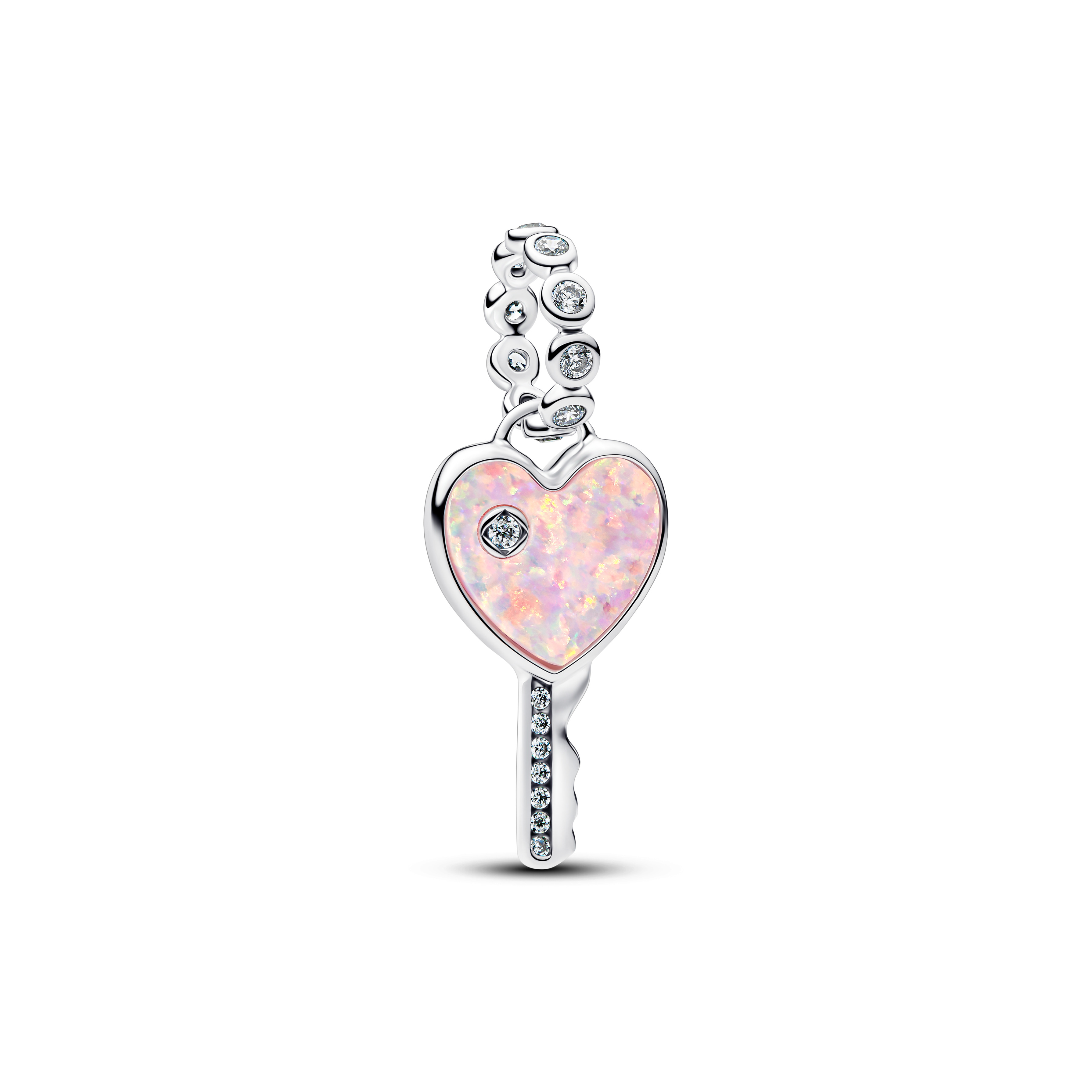De Pandora Opalescent Hartsleutel Hangende Bedel, modelnummer 794427C01, is een prachtige hanger gemaakt van 925 sterling zilver. De bedel is 9,5 mm groot en heeft een prachtige roze kleur. Deze betoverende bedel kan worden gedragen aan een ketting of armband voor een romantische en elegante look. Perfect voor elke gelegenheid!