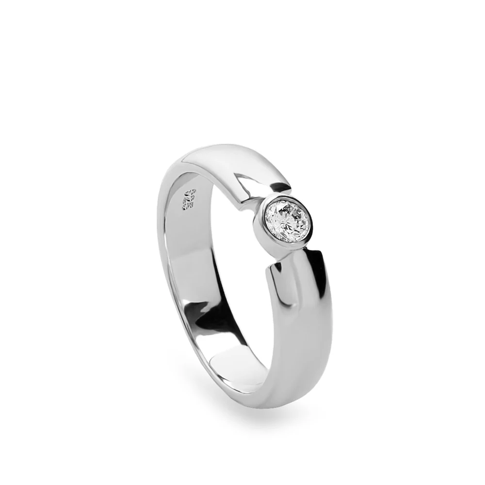 Minimalistische en elegante zilveren ring met zirkonia. Een onmisbaar item voor je garderobe. Deze zilveren ring heeft een strak design met een cirkelvormige diamant in het midden. Het minimalistische en elegante ontwerp vormt de perfecte aanvulling op je favoriete basics.
