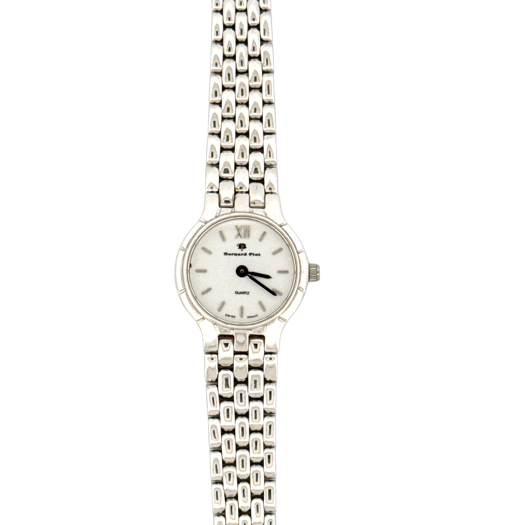 De Bernard Piot Horloge 14krt Witgoud, is een luxe polshorloge verfraaid met 14 karaat witgoud. Dit verfijnde uurwerk is ideaal als stijlvol accessoire voor elke gelegenheid. Draag het zorgvuldig om uw pols voor een elegante uitstraling. Geschikt voor dagelijks gebruik of speciale gelegenheden, dit horloge straalt klasse uit.
