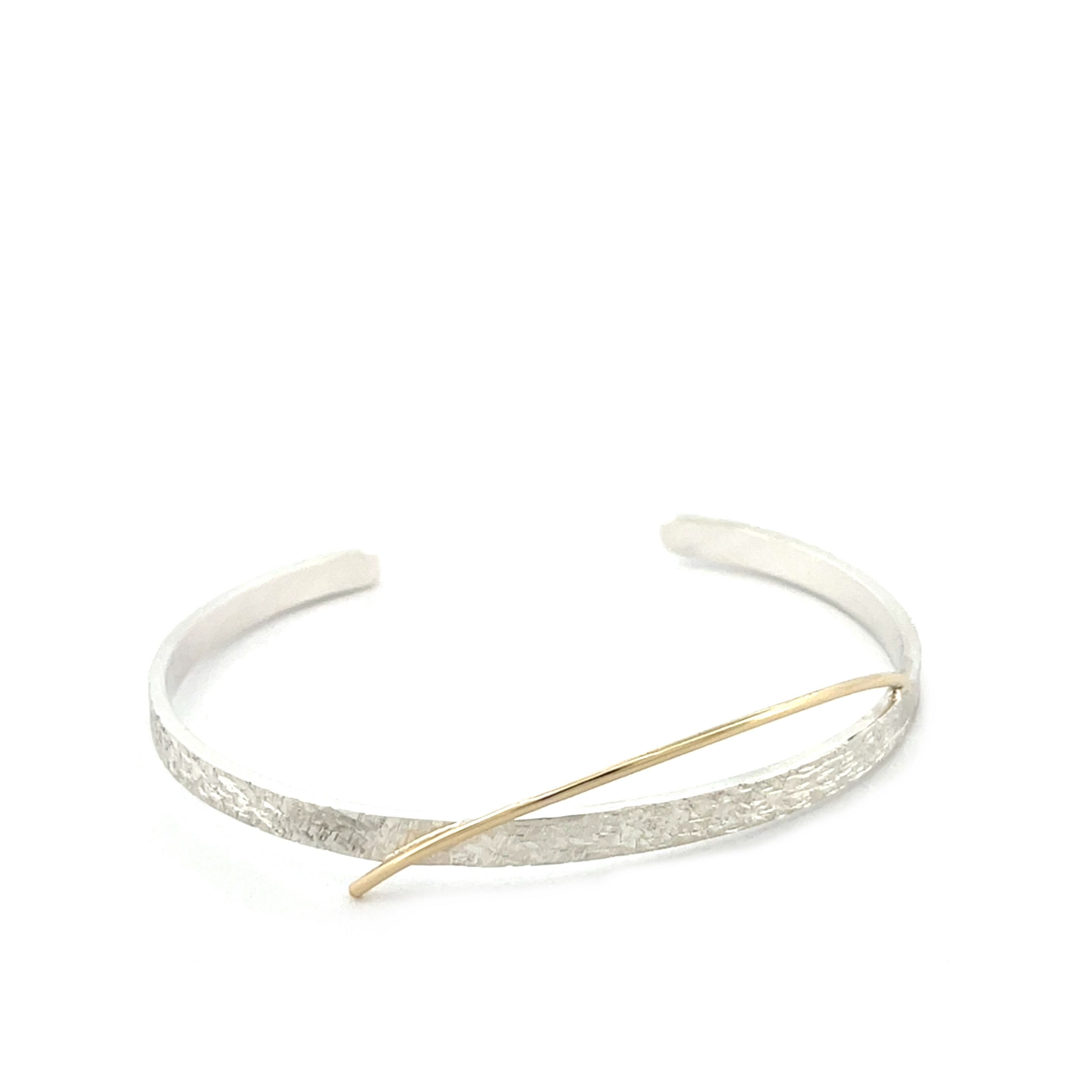 Onze Sunrise sieraden nemen je mee naar de zonsopgang. Het moment van ontwaken wanneer zonlicht je nieuwe energie geeft voor de hele dag. Op een speelse manier laten we de zon stralen en zie je de horizon op de achtergrond.

Armband zonder sluiting met een mooie structuur. Makkelijk om en af te doen.

Deze armband zit bij bijna iedereen direct goed.

De maat kunnen we naar wens aanpassen. Echter na aanpassing van de armband beschouwen we de armband als maatwerk. Mocht je twijfelen over de maat neem dan gerust contact op.