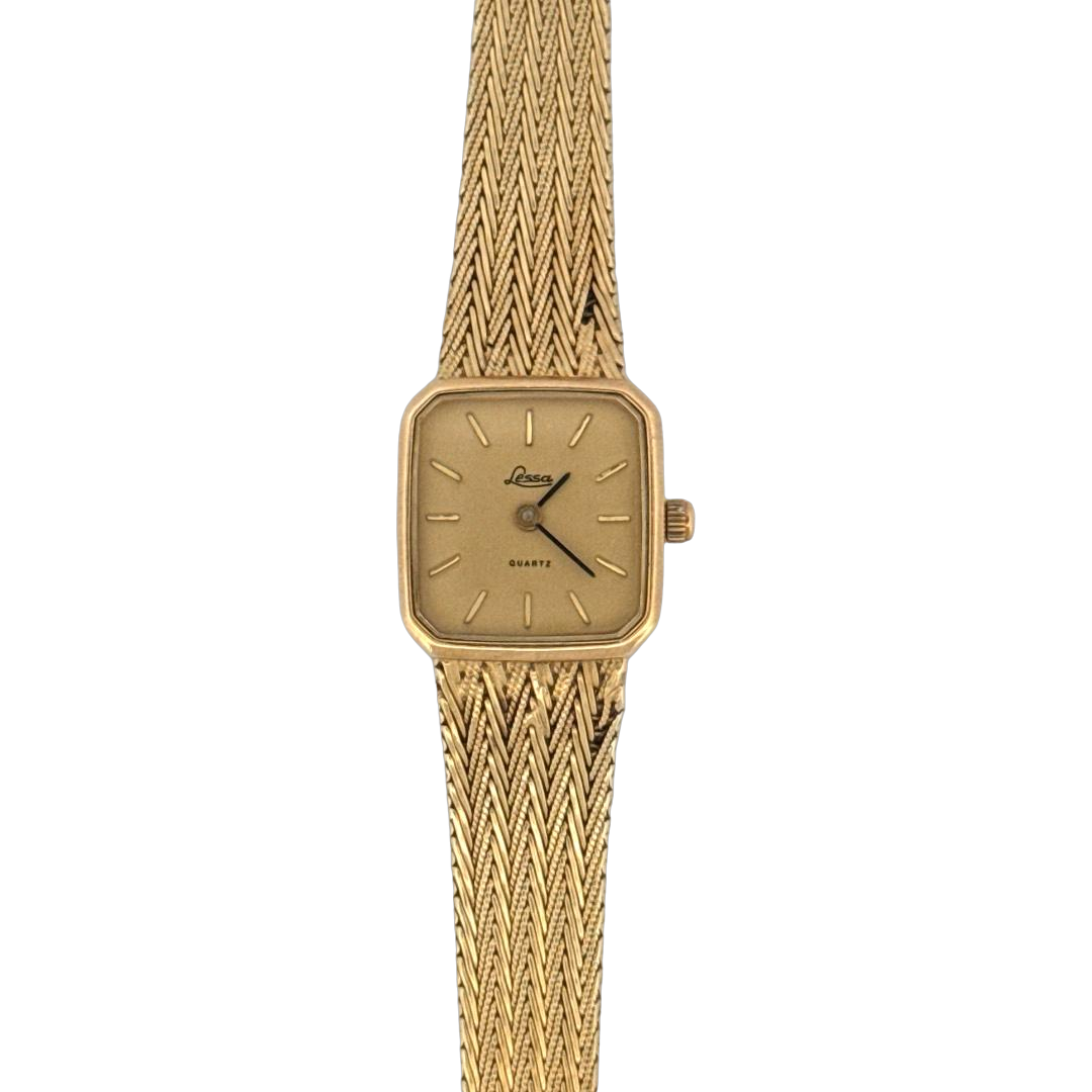 De Lessa Horloge 14krt Geelgoud, is een verfijnd polshorloge gemaakt van goud. Het horloge heeft een wijzerplaat zonder datumaanduiding en een goudkleurige horlogeband. Draag dit elegante horloge bij formele gelegenheden of als een stijlvolle aanvulling op je dagelijkse outfit voor een verfijnde uitstraling.