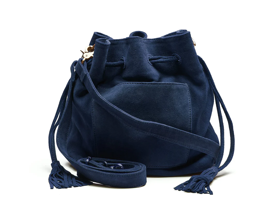 De Suede Posse Pouch van Chabo Bags is de perfecte mix van stijl en functionaliteit. Deze ruime en elegante tas is gemaakt van hoogwaardig su&egrave;de en straalt pure klasse uit met zijn verfijnde details en stoere uitstraling. Draag hem als schoudertas of als een crossbody.