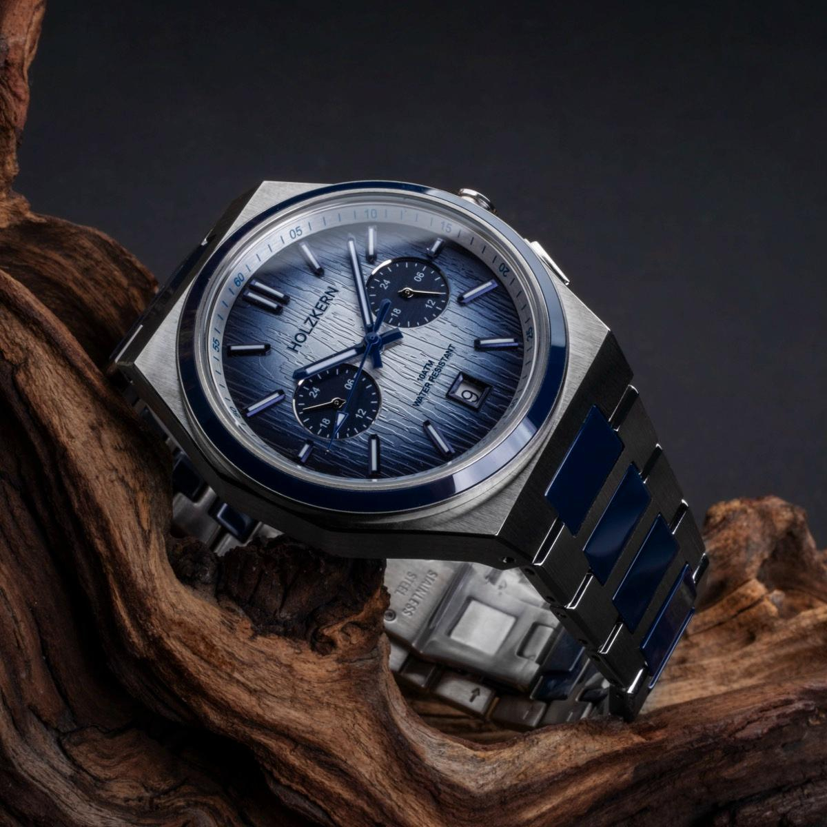 Prachtig keramiek en parelmoer in de kleuren van de oceaan. Onze Dual Time-horloges nemen je mee op een reis door de getijden, langs tijdzones en kustlijnen. Waterdicht tot 10 ATM, is de Oceanswell je betrouwbare metgezel &ndash; of je nu de hoogte in schiet of de diepte induikt.